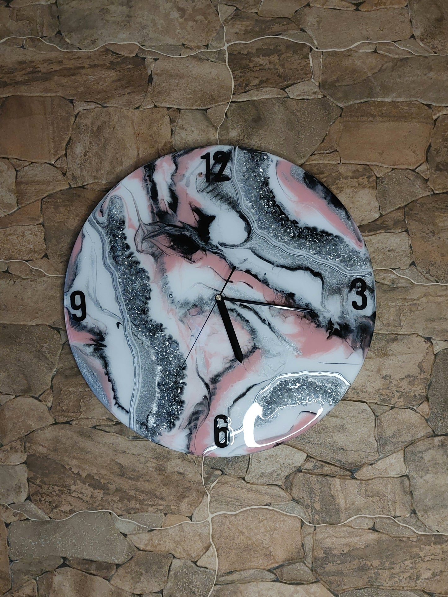 Resin Wanduhr mit leisem Uhrwerk