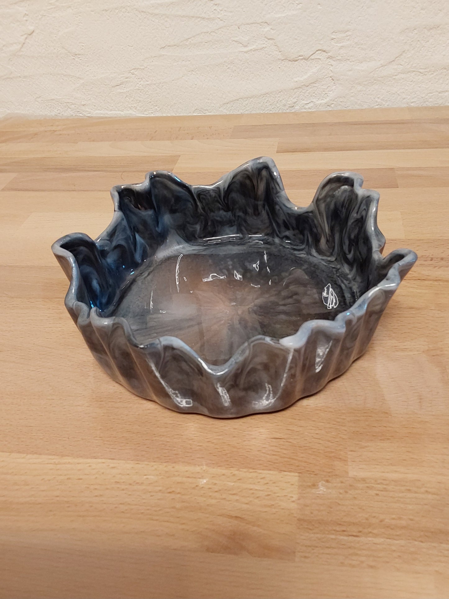 Wellenförmige Schale