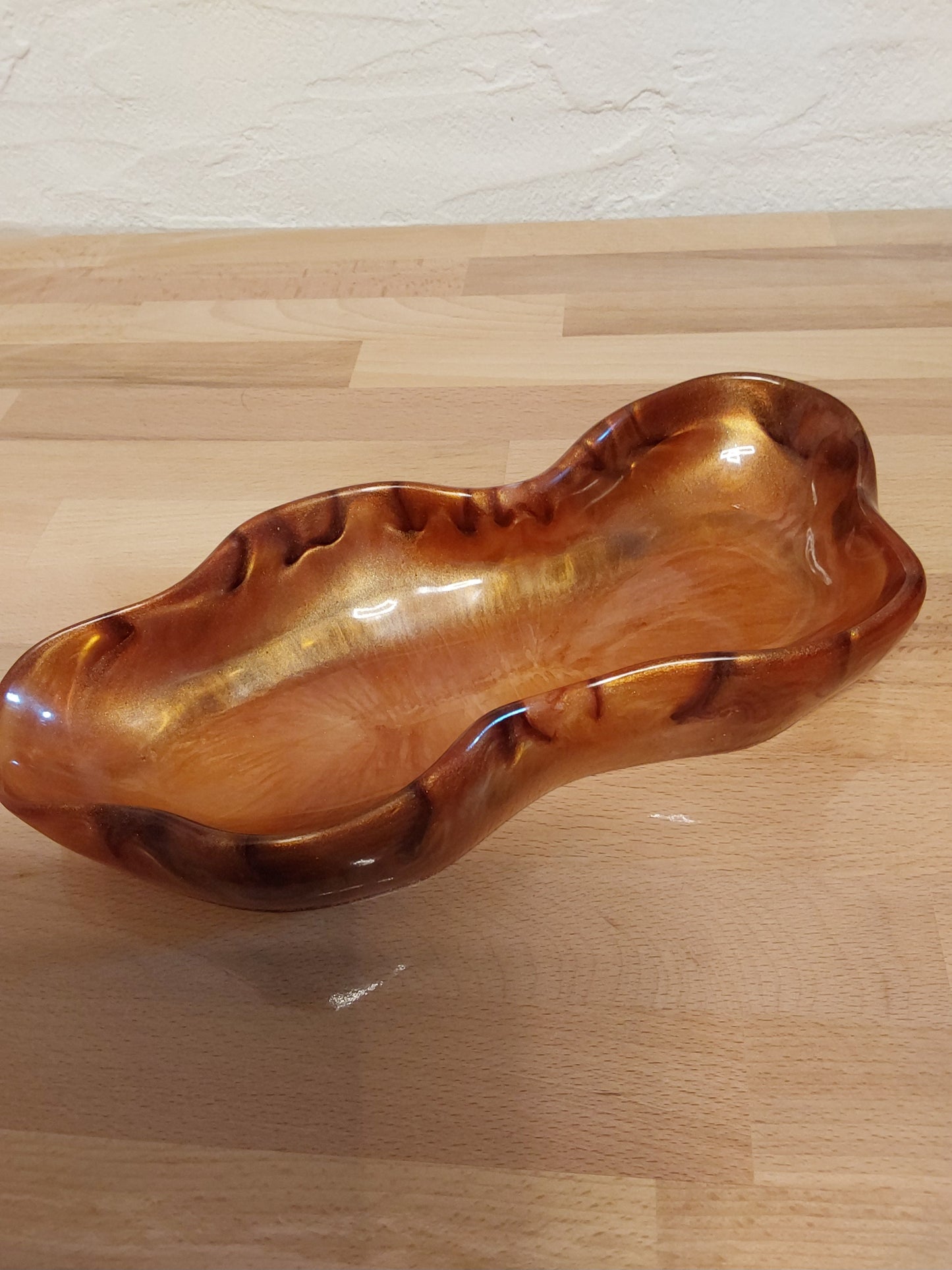 Wellenförmige Schale