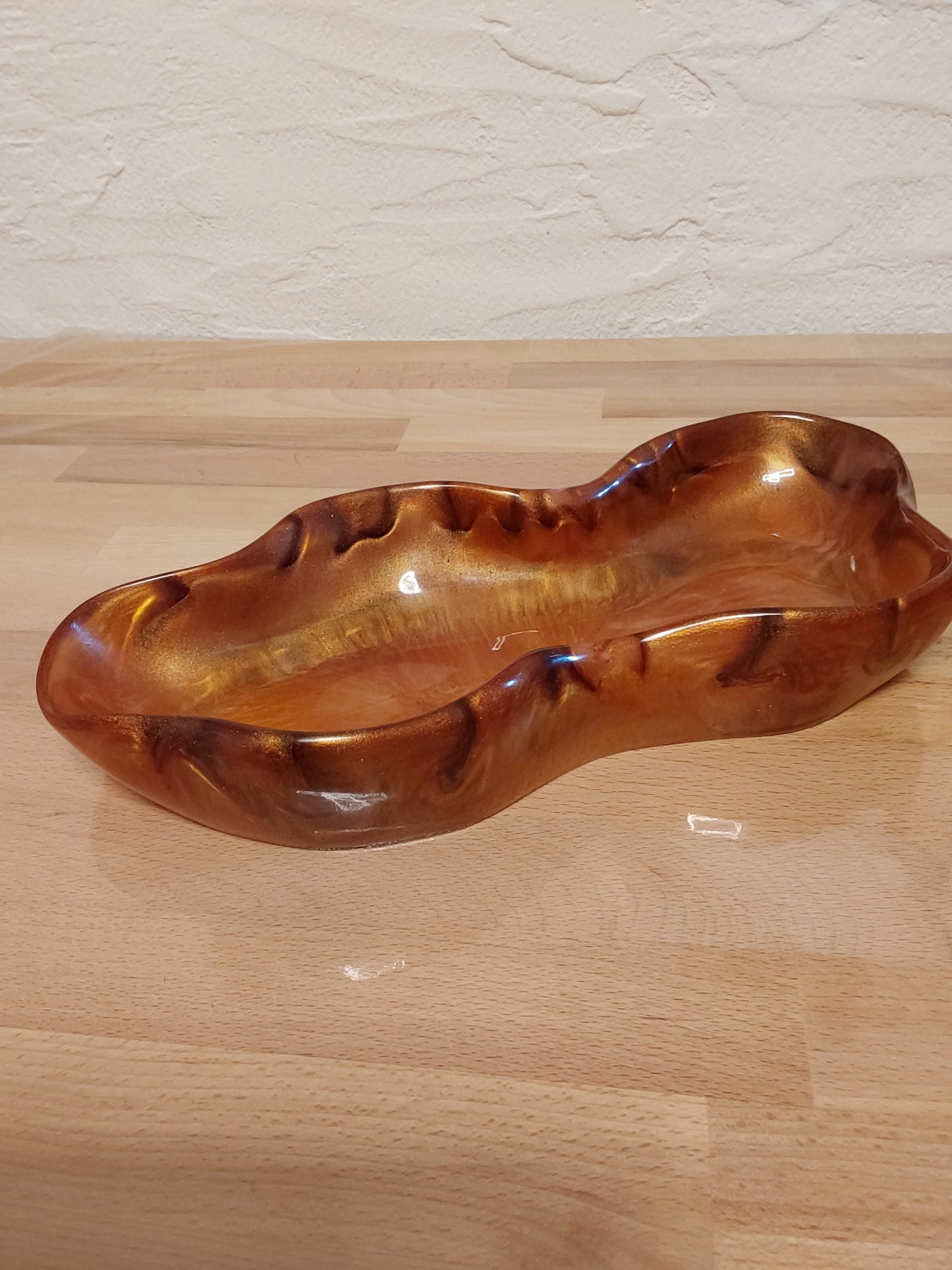 Wellenförmige Schale