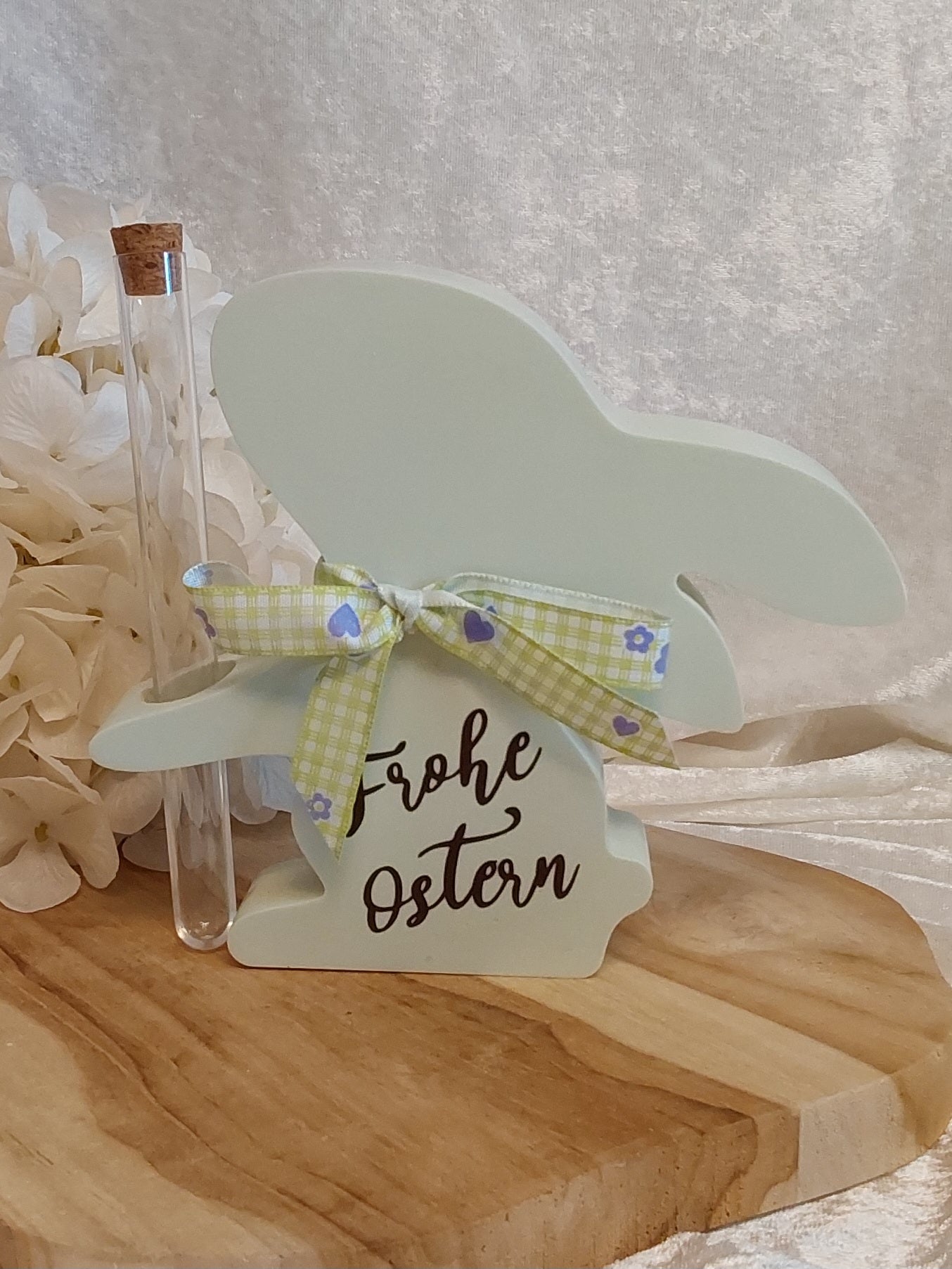 Großer Hase mit Blütenhalter