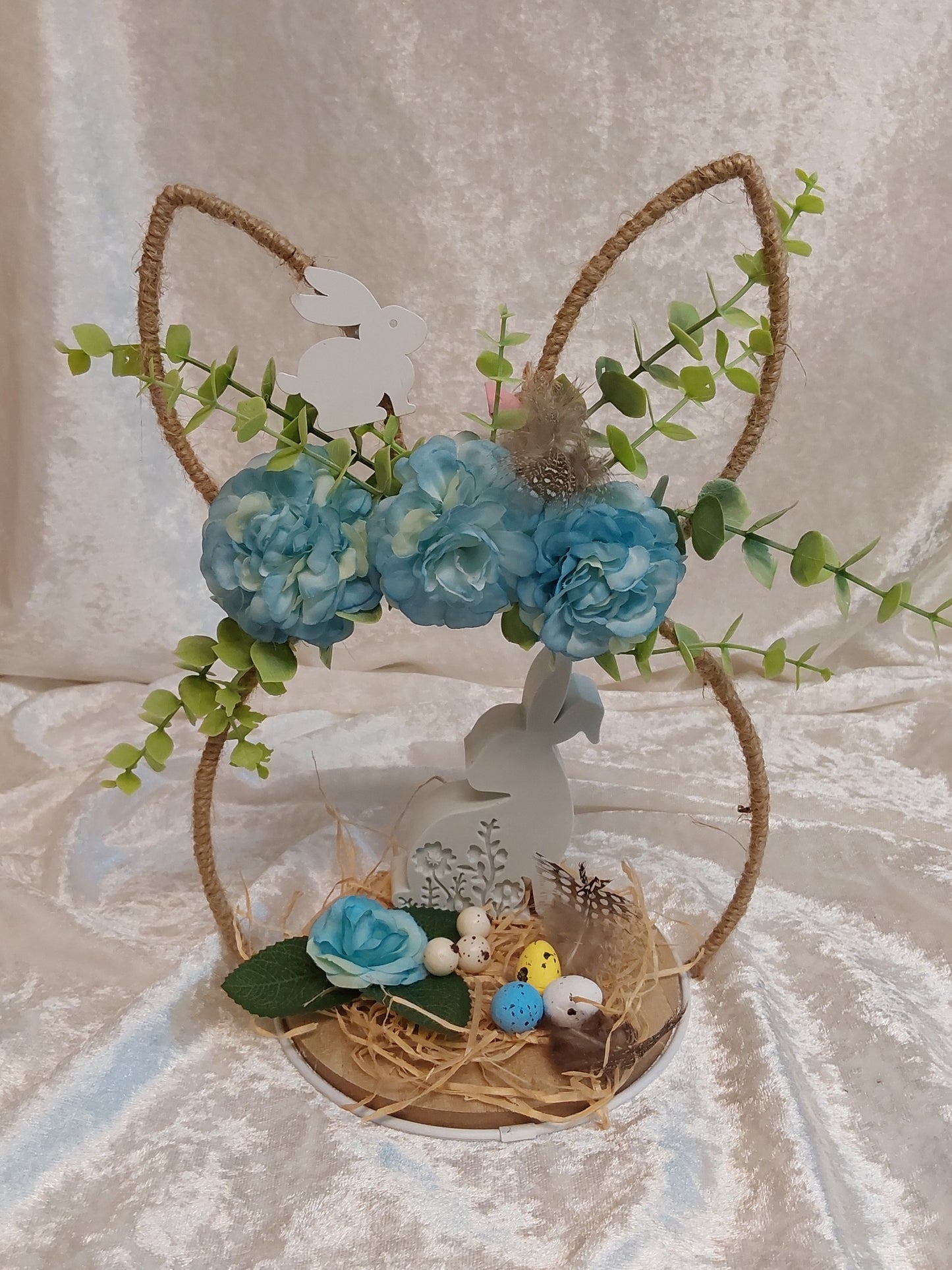 Oster-Deko auf Holz mit Ohren