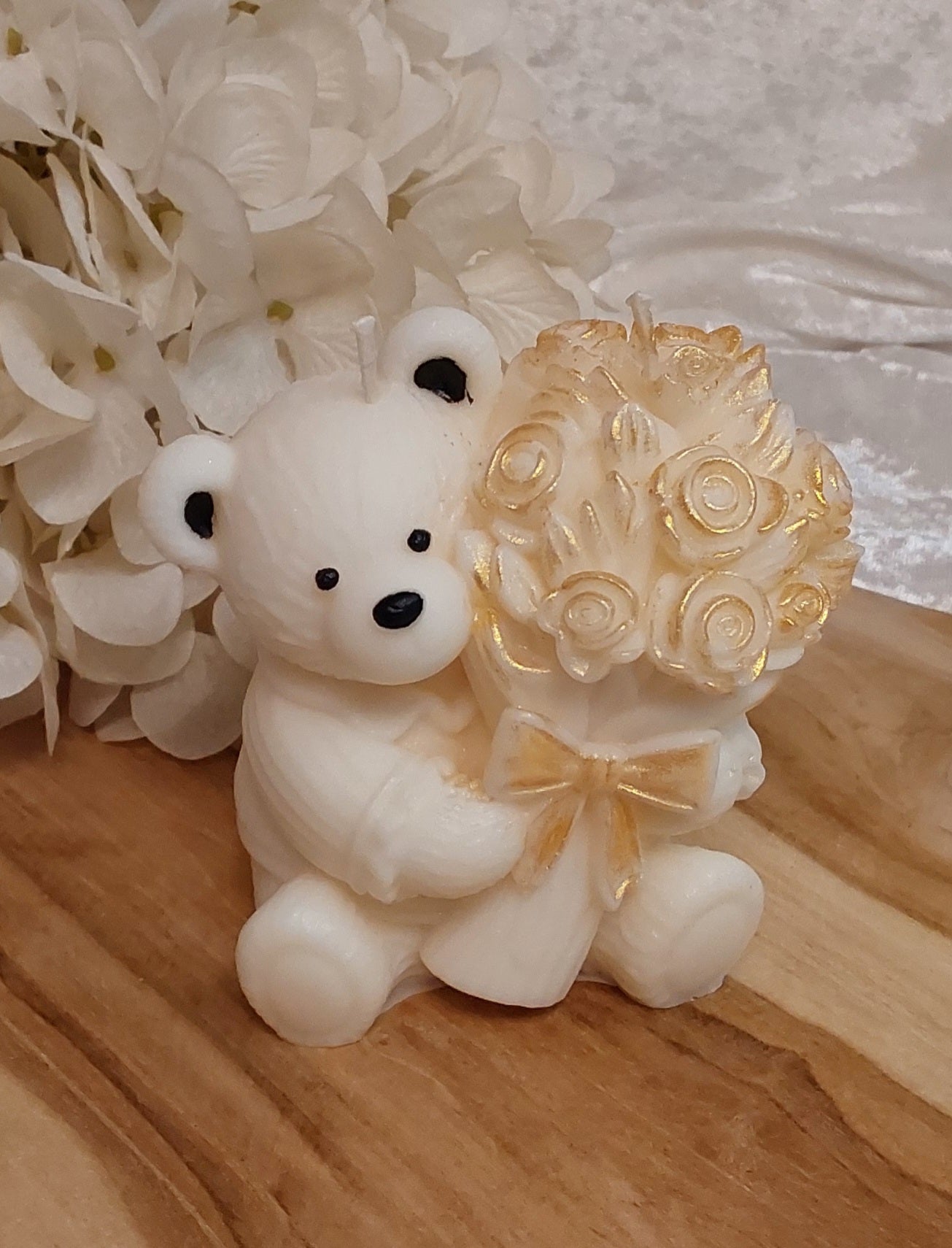 Bär mit Rosenstrauß