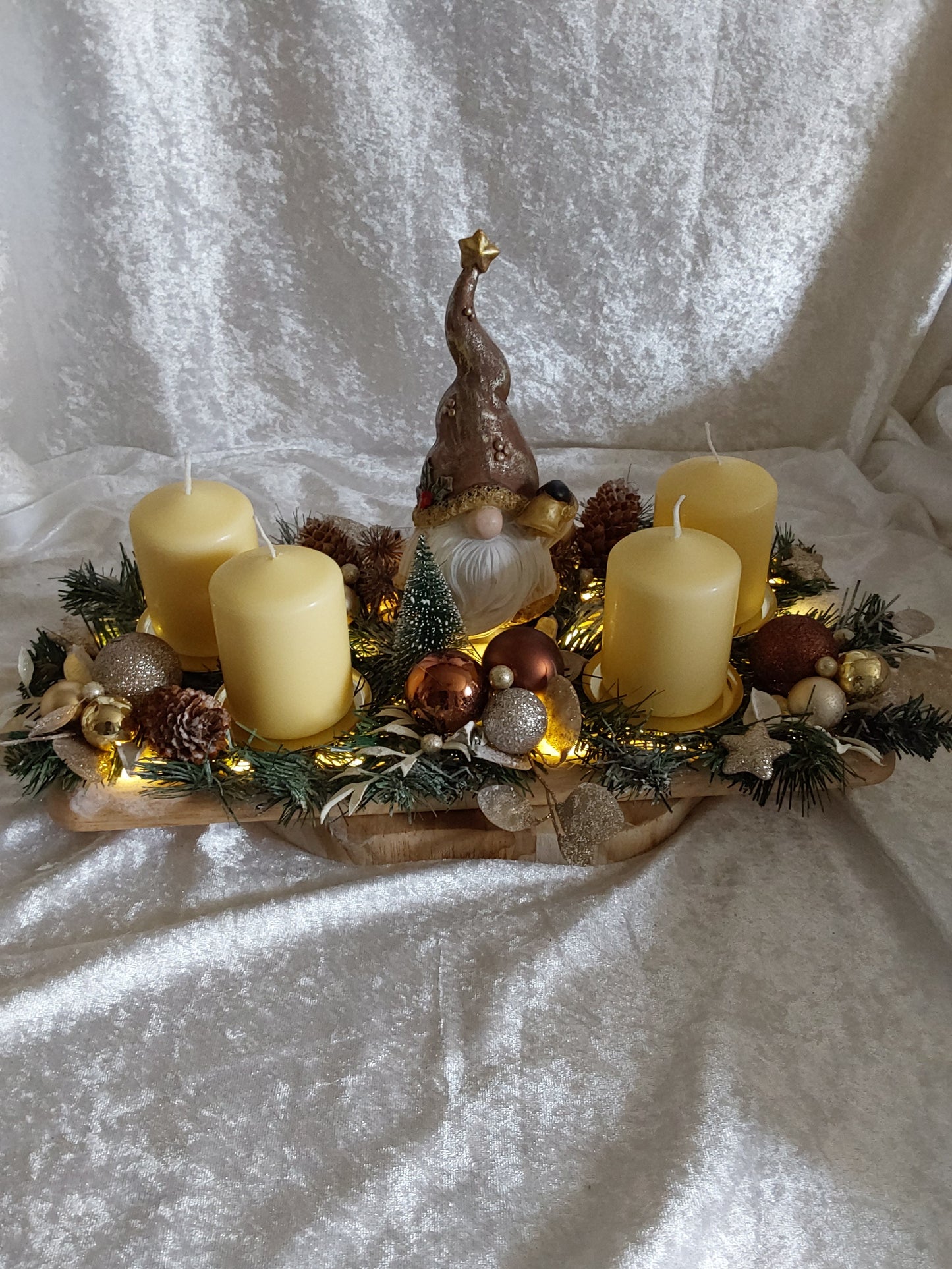 Adventsgesteck Beleuchtung Wichtel auf Holztablett (Kopie)