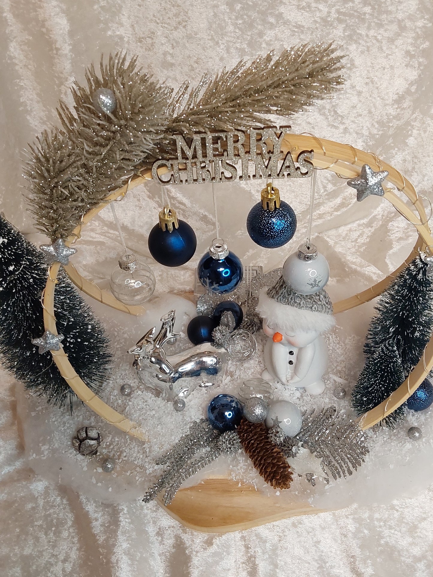 Gesteck mit Beleuchtung Blau/Silber