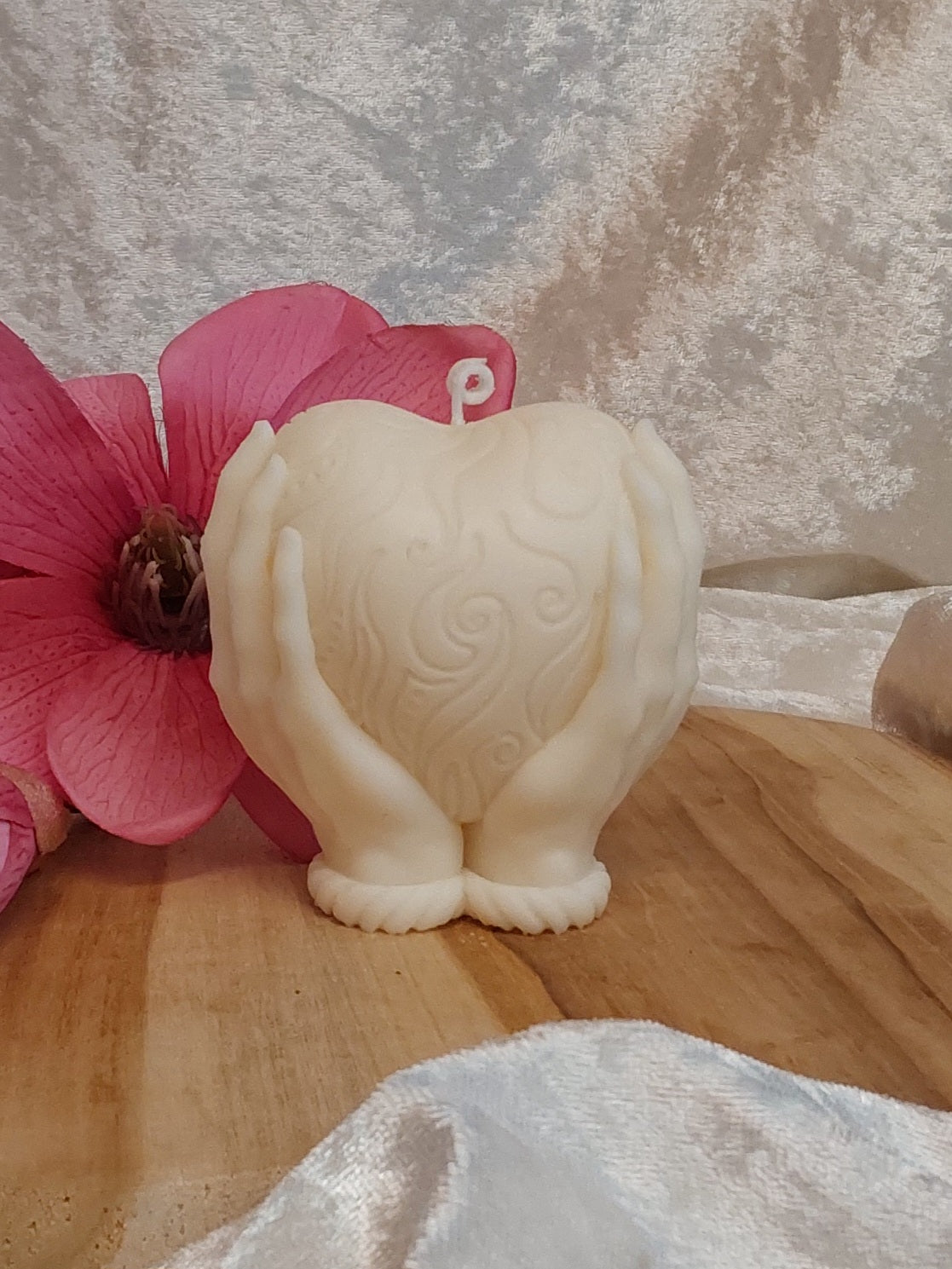 Hände die ein Herz halten