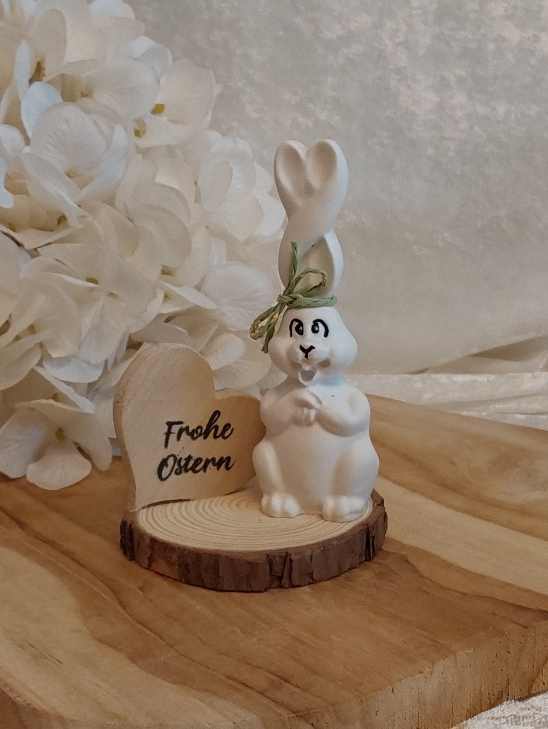 Kleines Häschen auf Holz