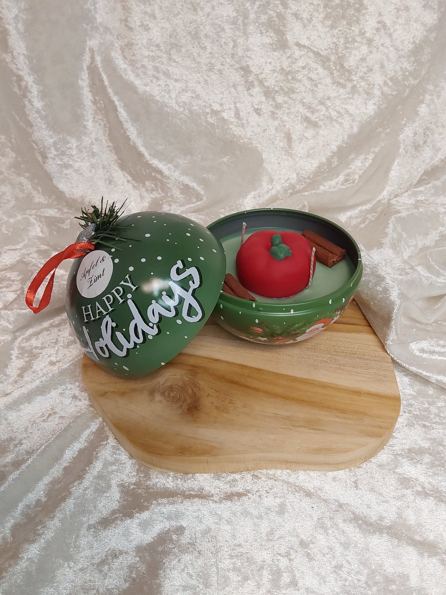 Große Weihnachtskugeln mit verschiedenen Weihnachtsdüften