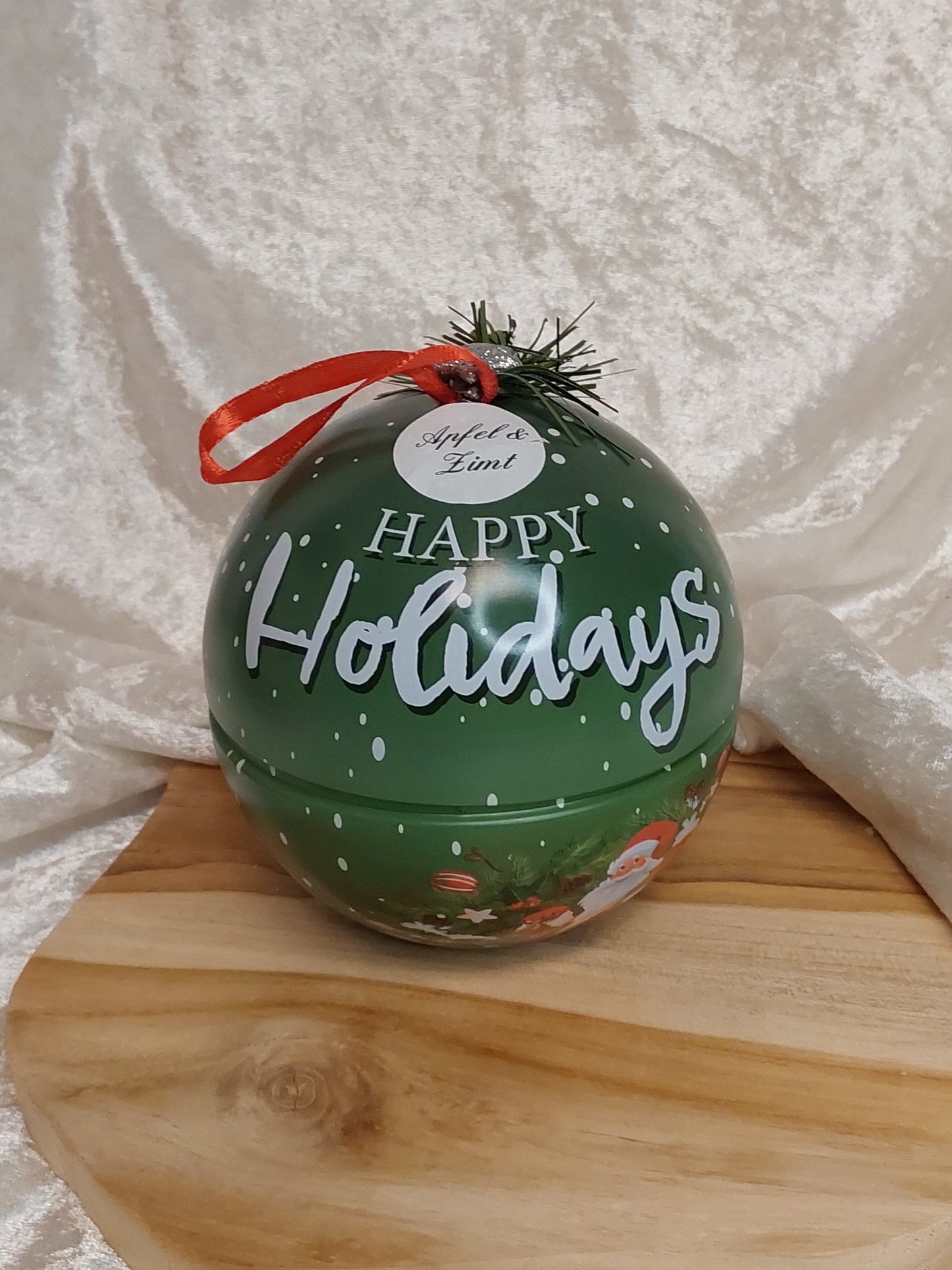 Große Weihnachtskugeln mit verschiedenen Weihnachtsdüften