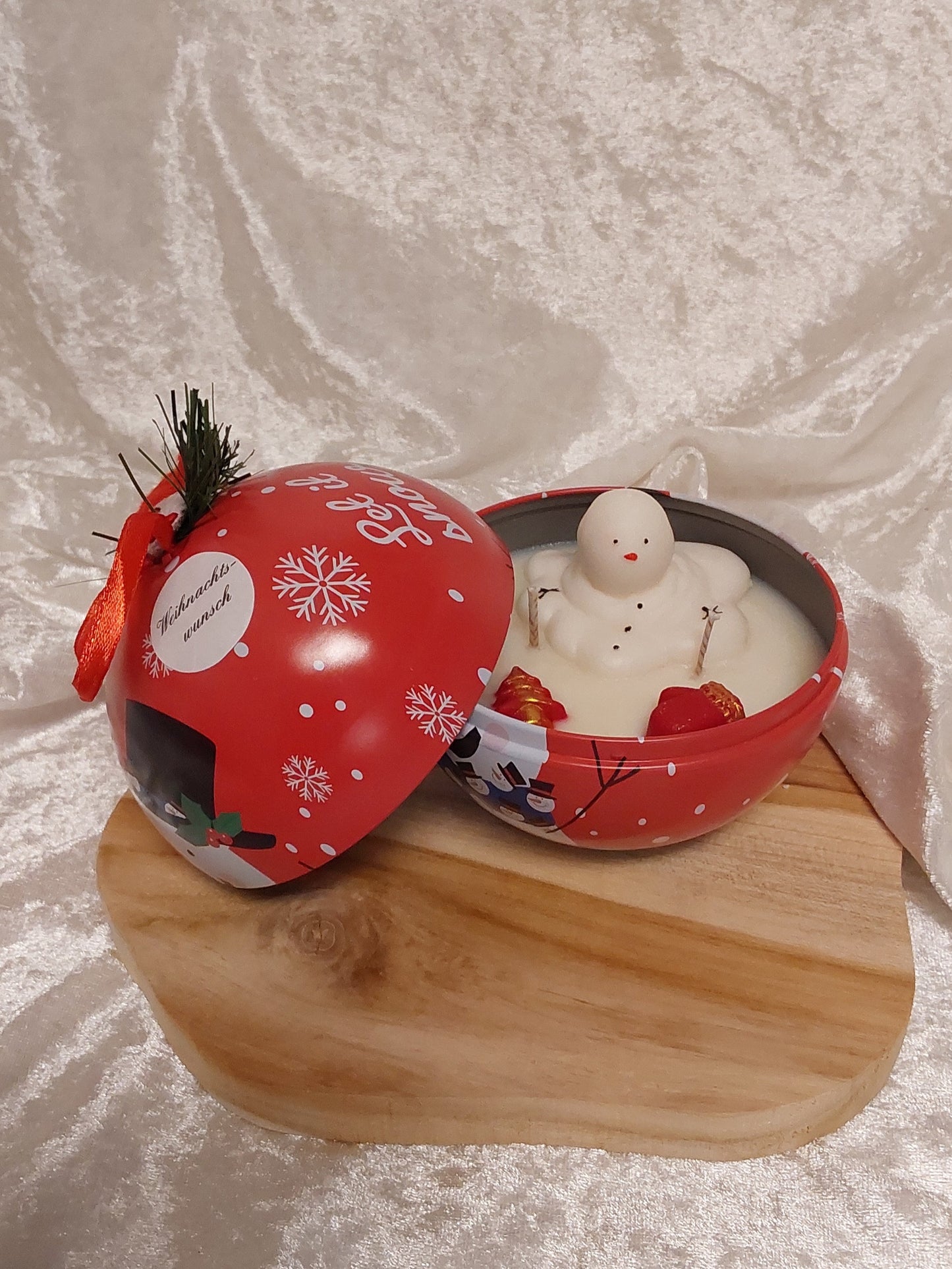 Große Weihnachtskugeln mit verschiedenen Weihnachtsdüften