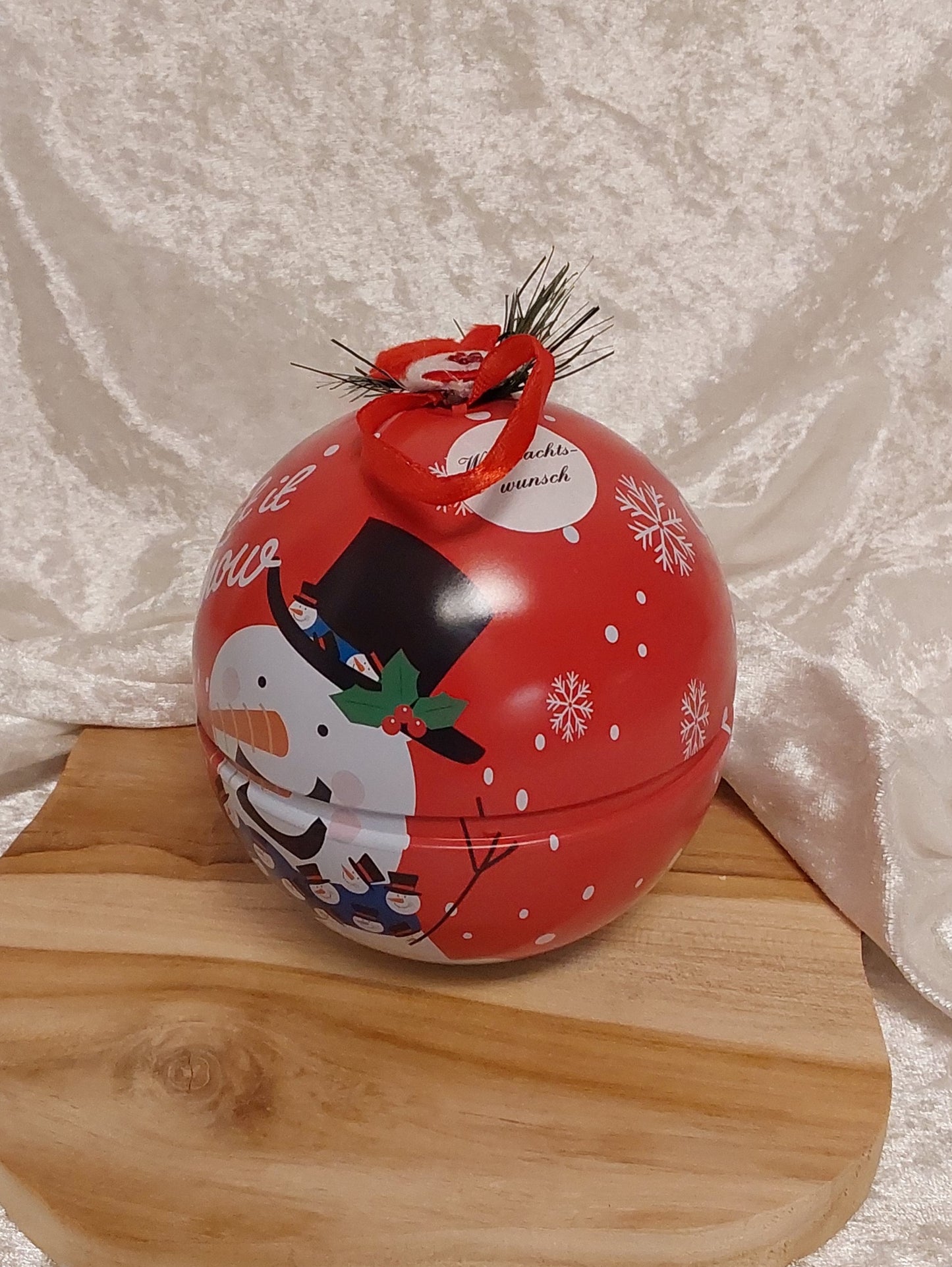 Große Weihnachtskugeln mit verschiedenen Weihnachtsdüften