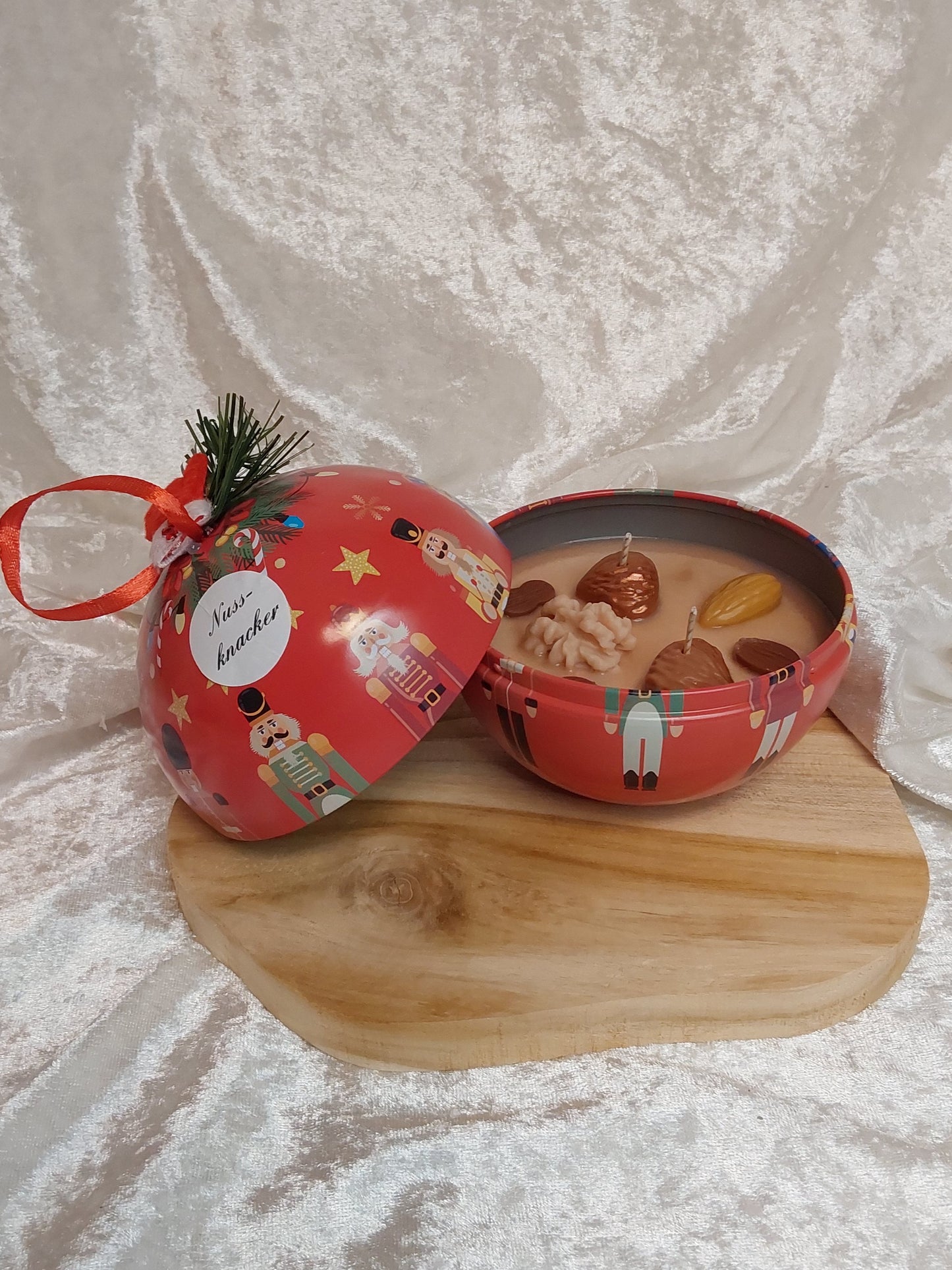 Große Weihnachtskugeln mit verschiedenen Weihnachtsdüften