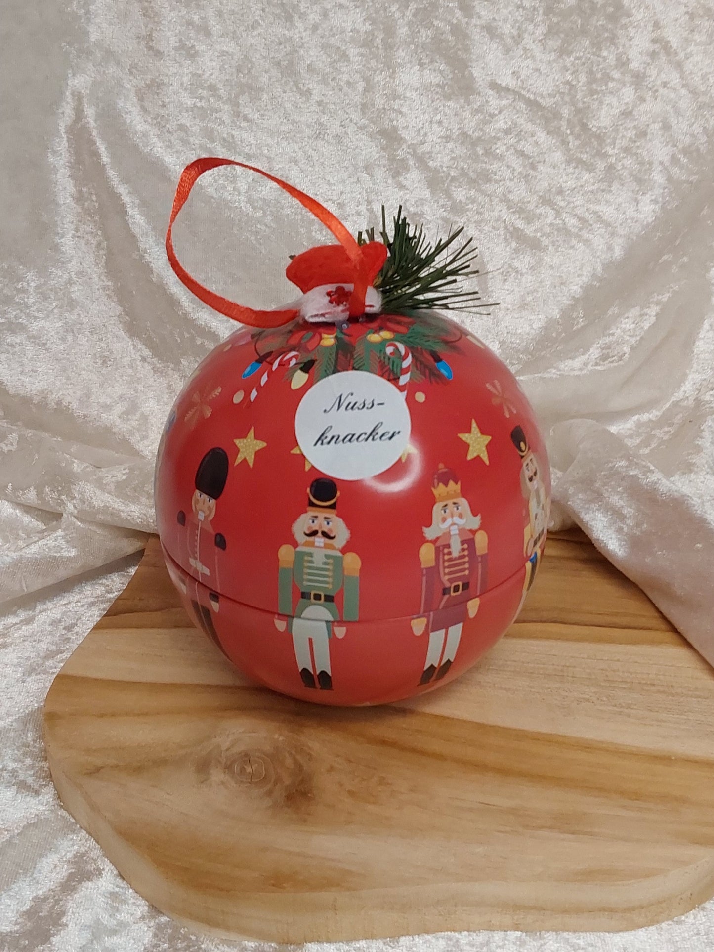 Große Weihnachtskugeln mit verschiedenen Weihnachtsdüften