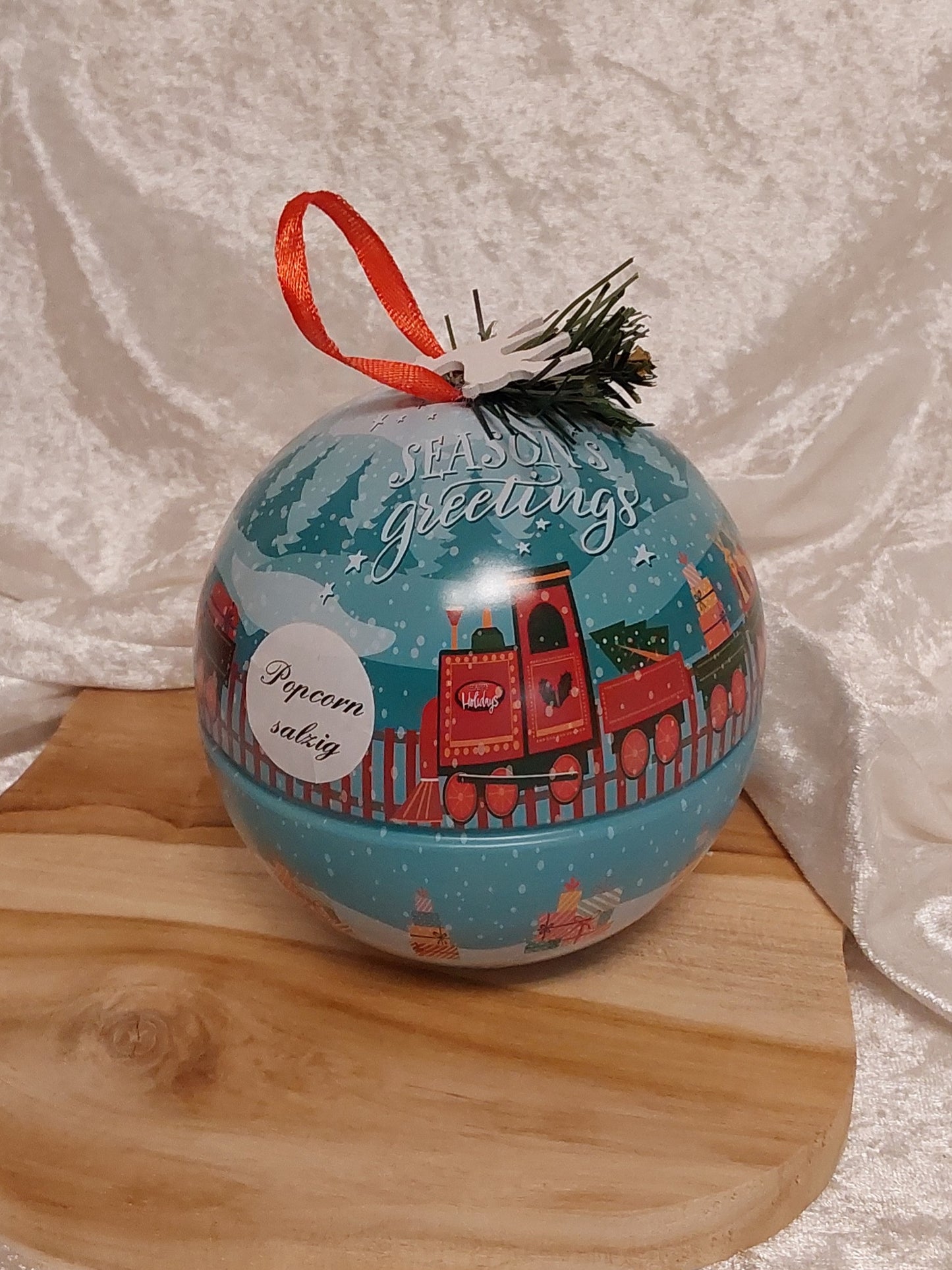 Große Weihnachtskugeln mit verschiedenen Weihnachtsdüften