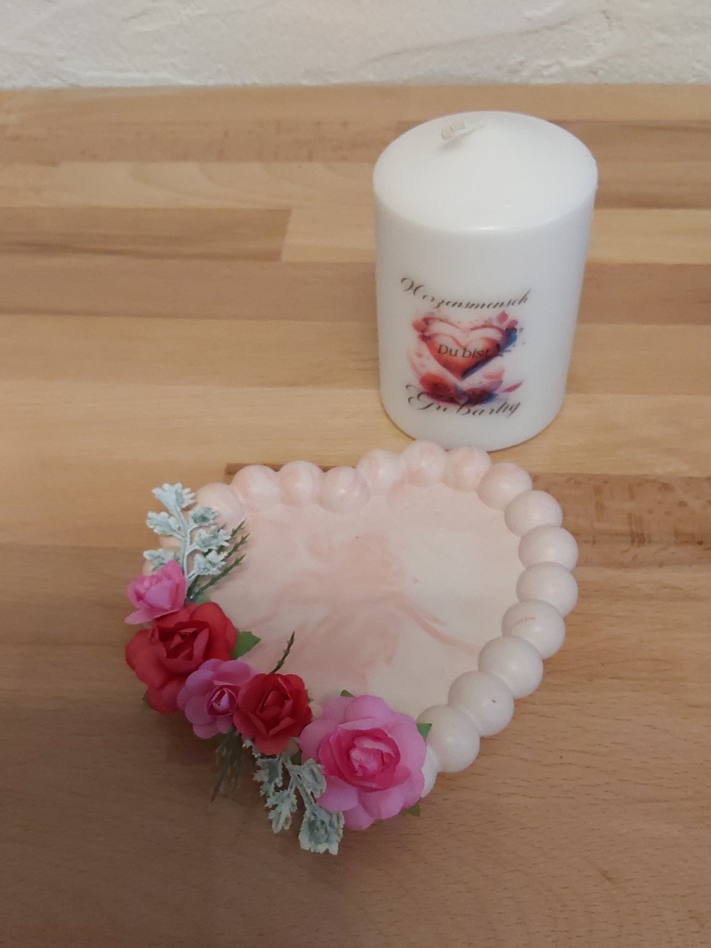 Dekorative Kerze mit Kerzenteller