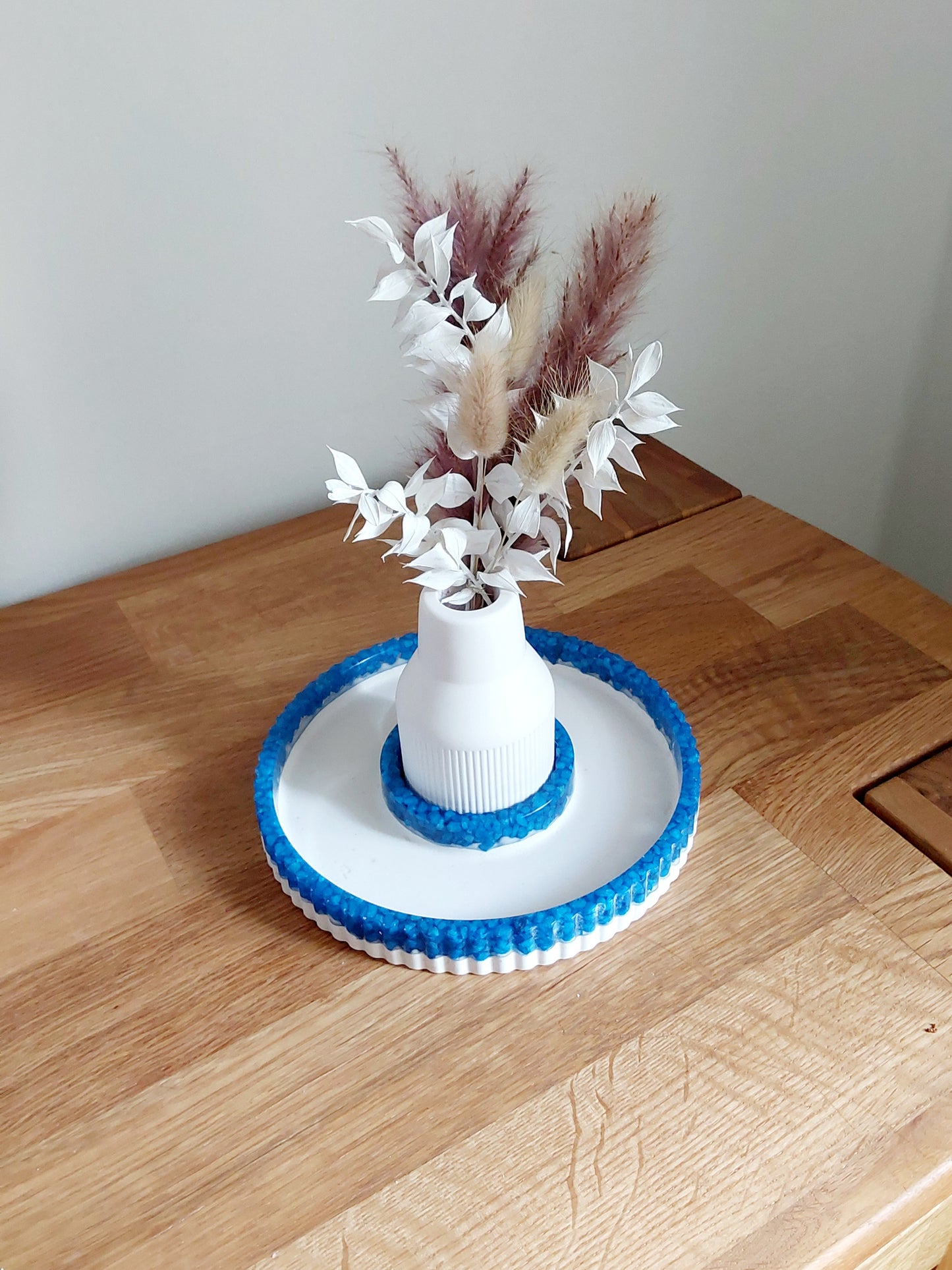 Dekoteller mit Rillenform mit Väschen