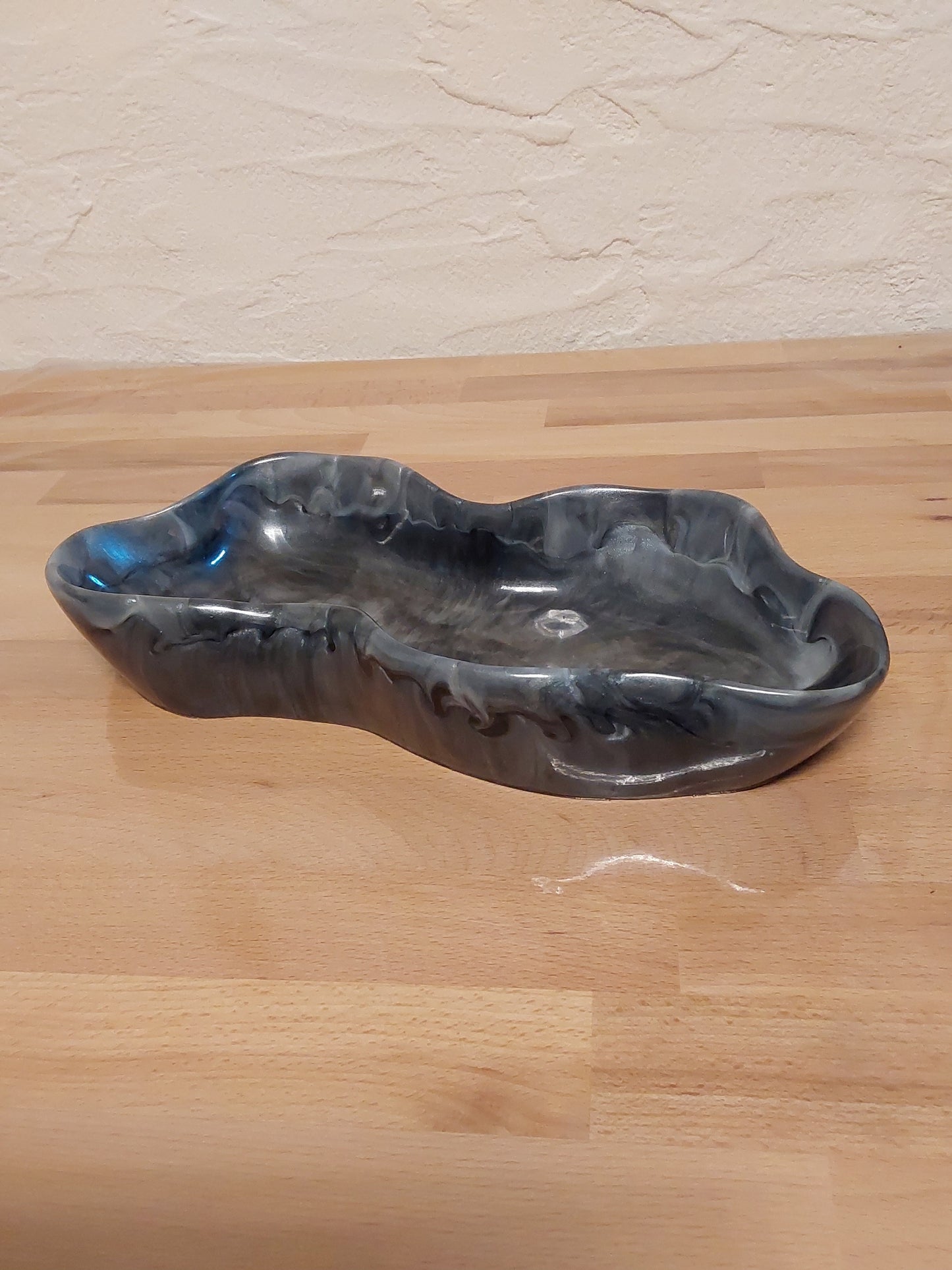 Wellenförmige Schale