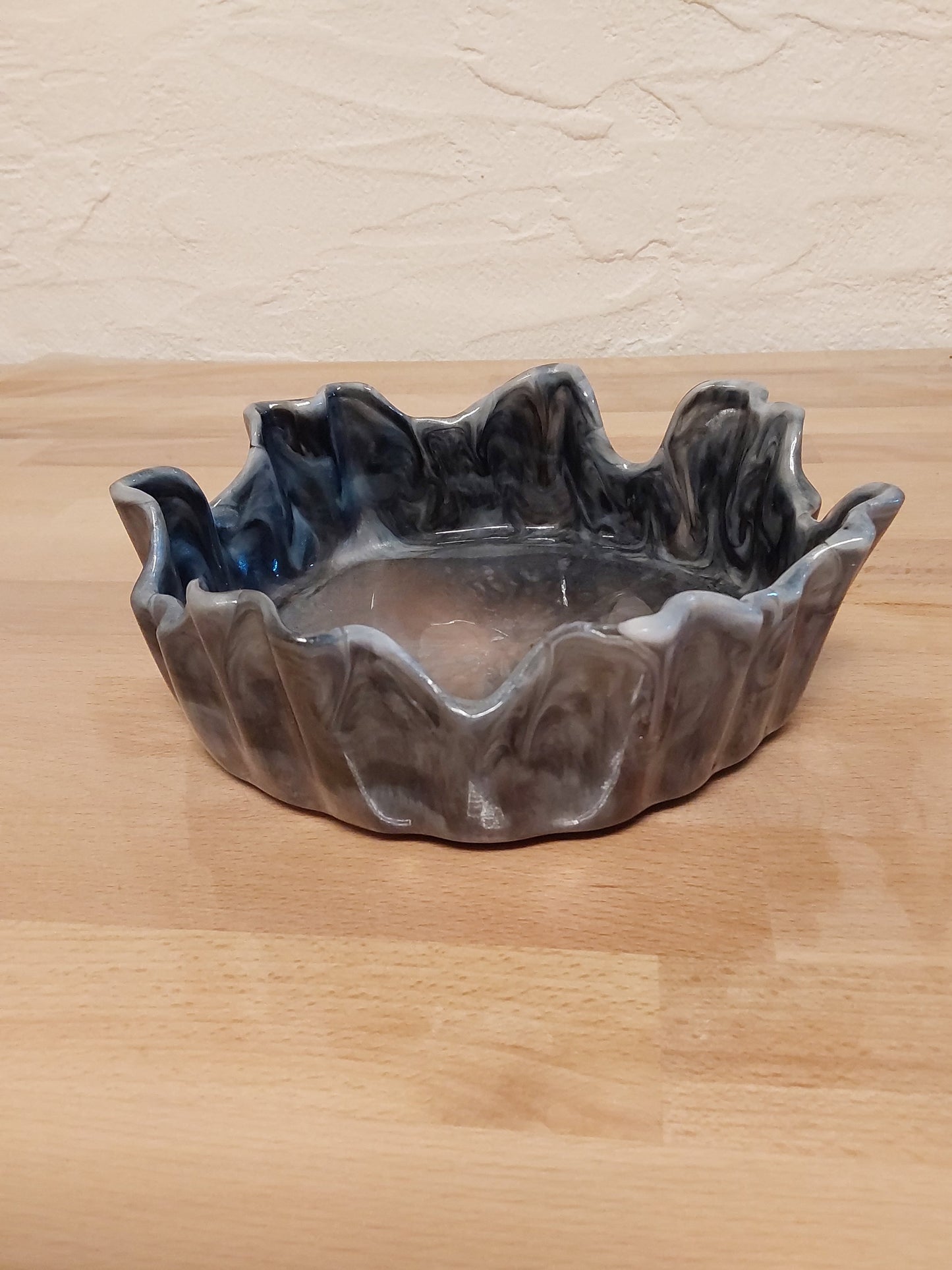 Wellenförmige Schale