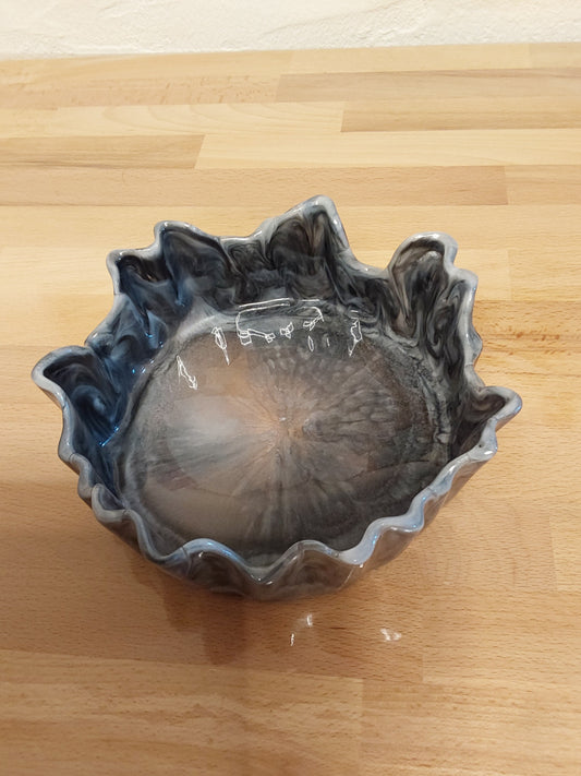 Wellenförmige Schale
