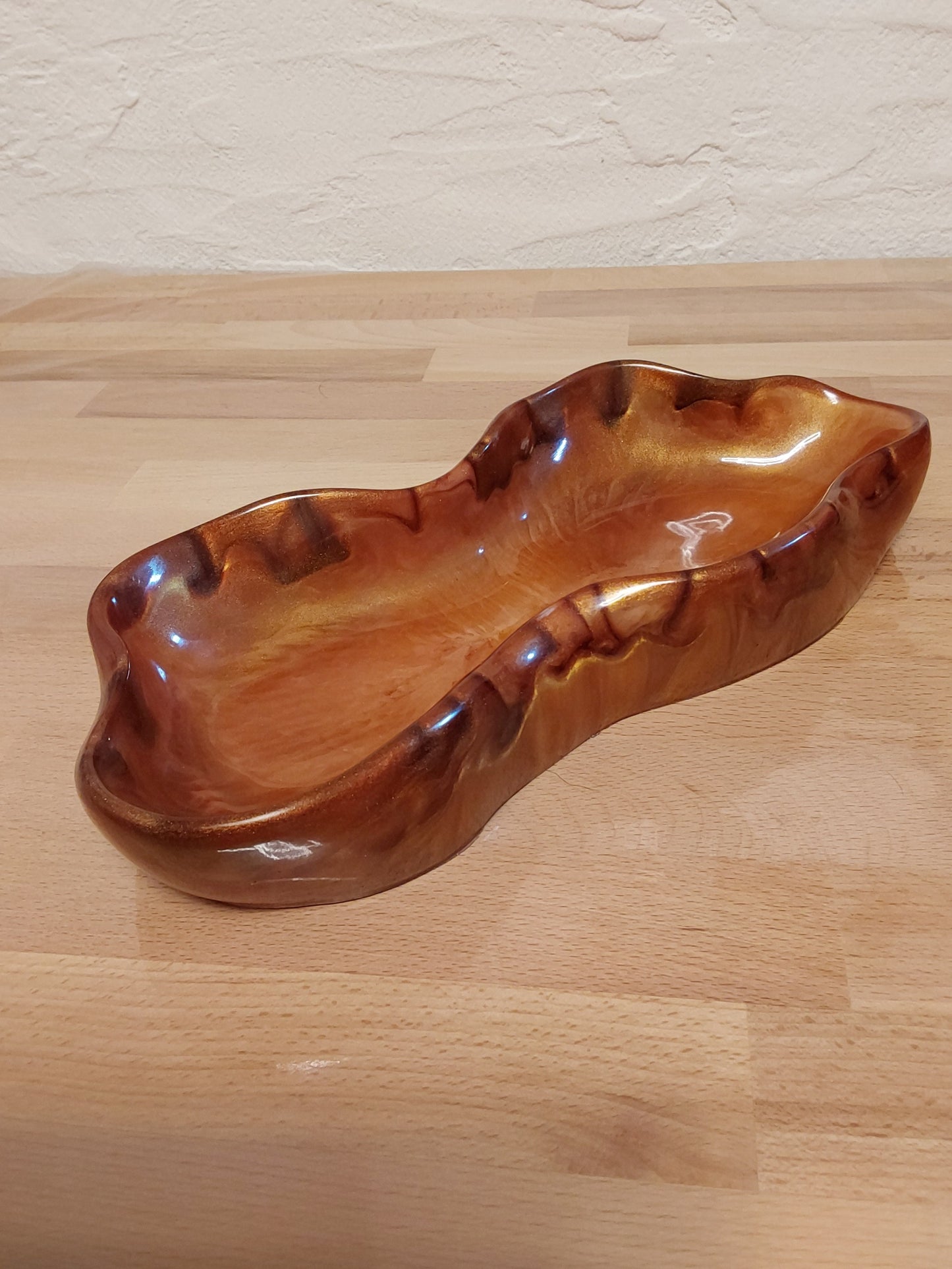 Wellenförmige Schale