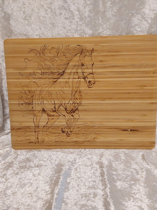 Tablett mit galoppierendem Pferd