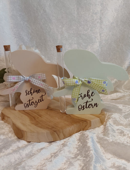 Großer Hase mit Blütenhalter