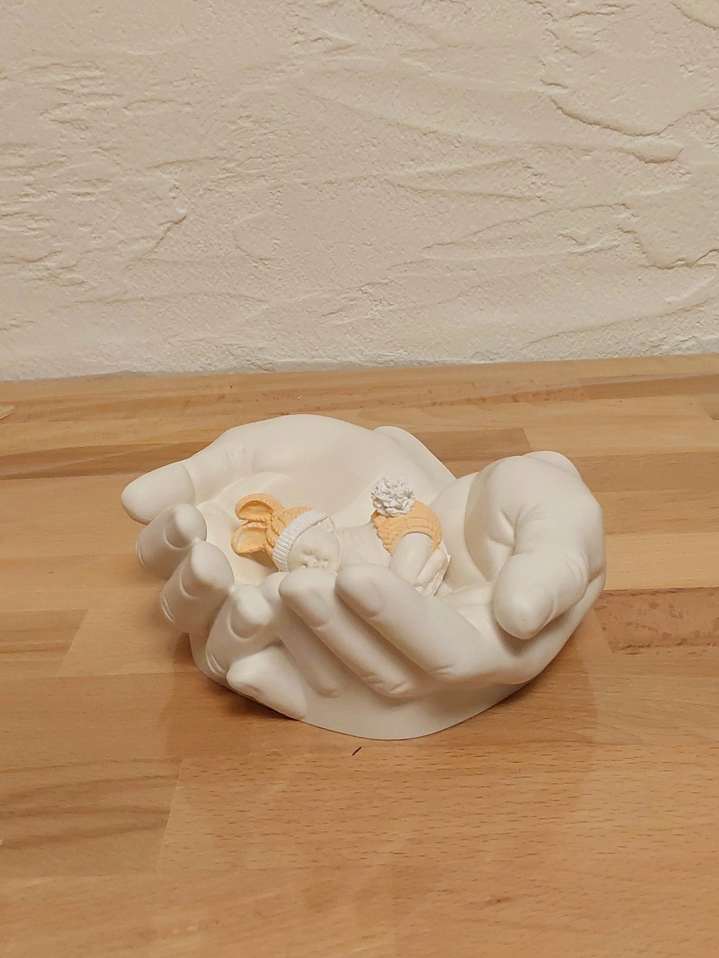 Hände mit Baby aus Jesmonite