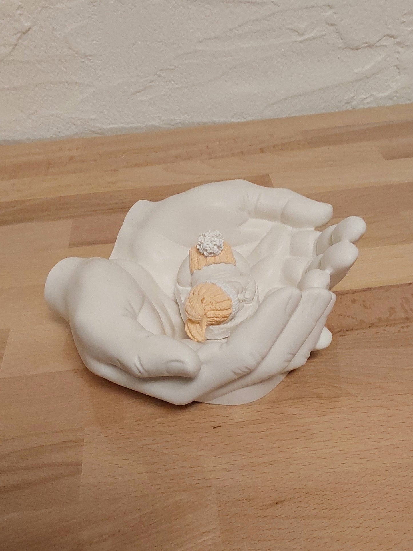 Hände mit Baby aus Jesmonite