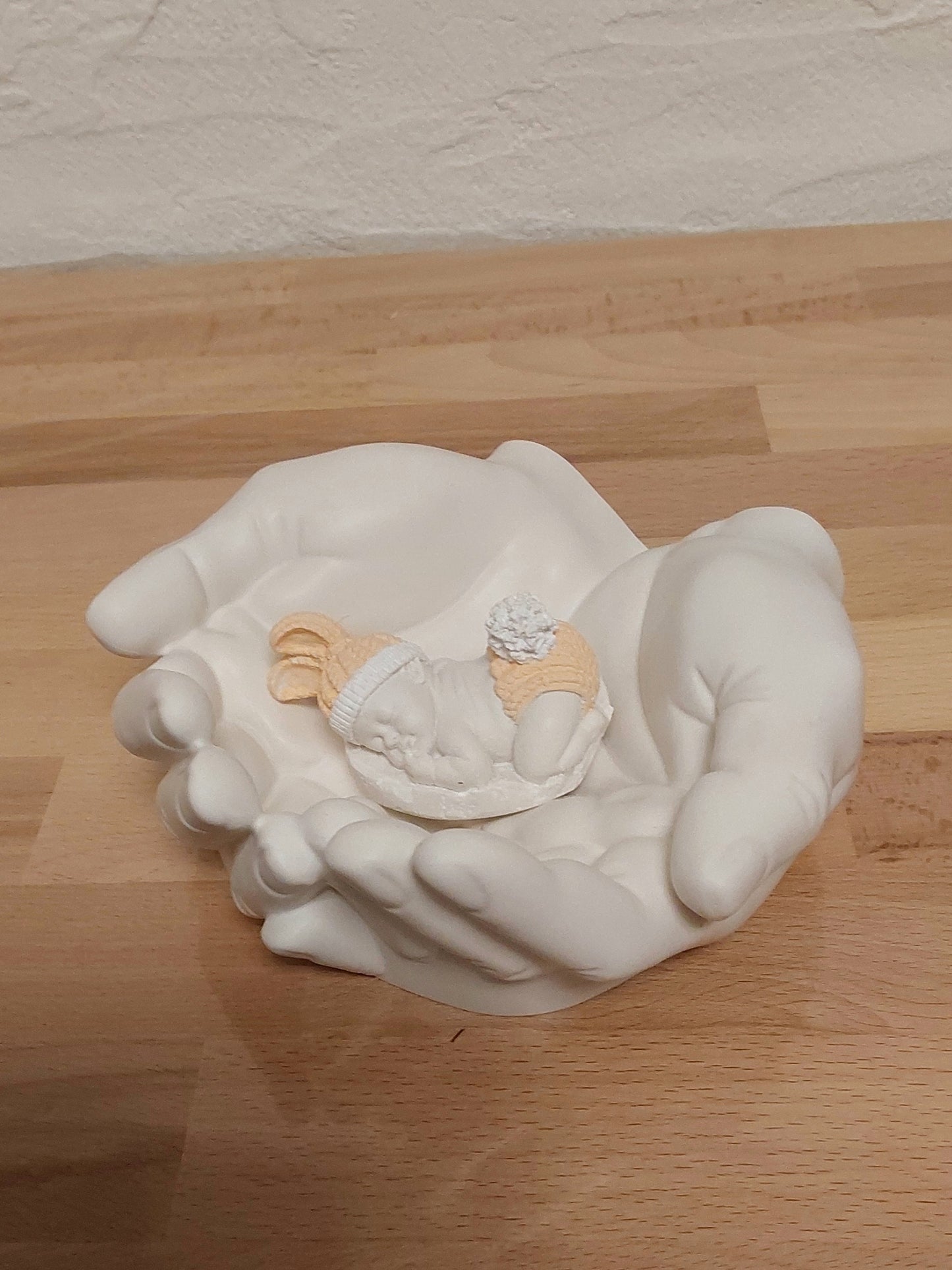 Hände mit Baby aus Jesmonite