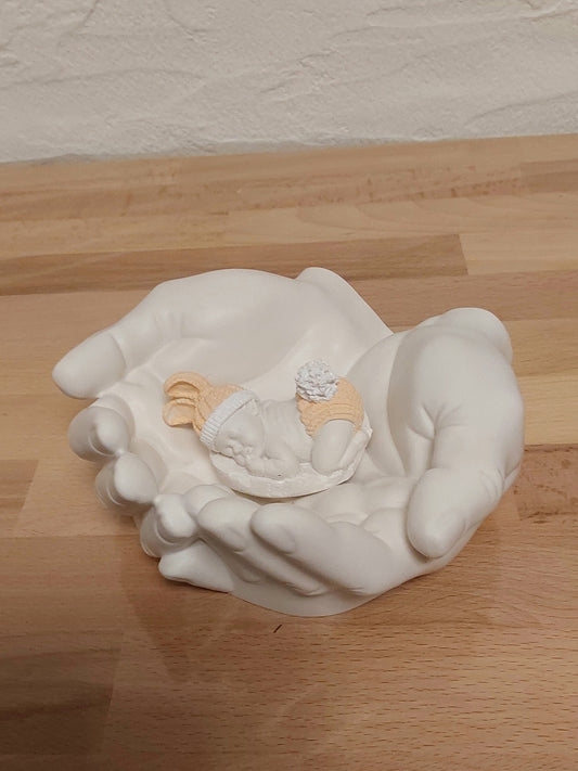Hände mit Baby aus Jesmonite