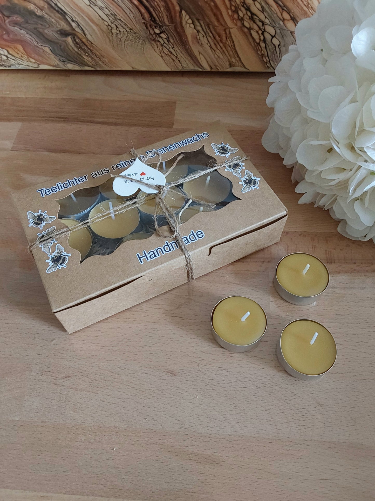 Bienenwachs-Teelichter in einer Geschenkbox