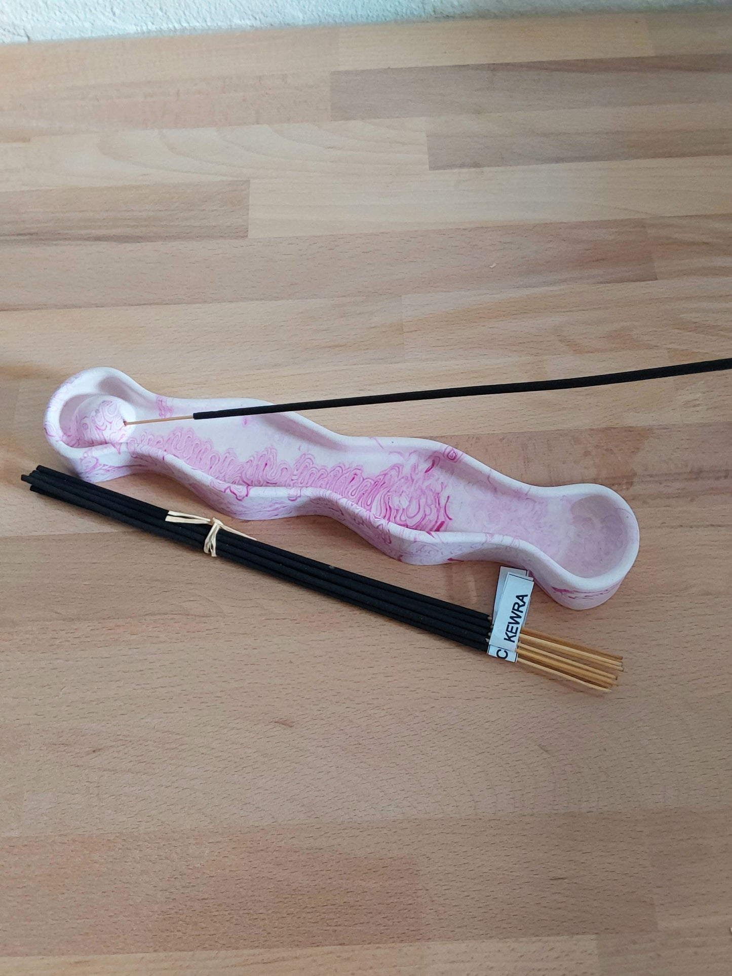 Räucherstäbchenhalter in Wellenform mit Stäbchen 3 Varianten