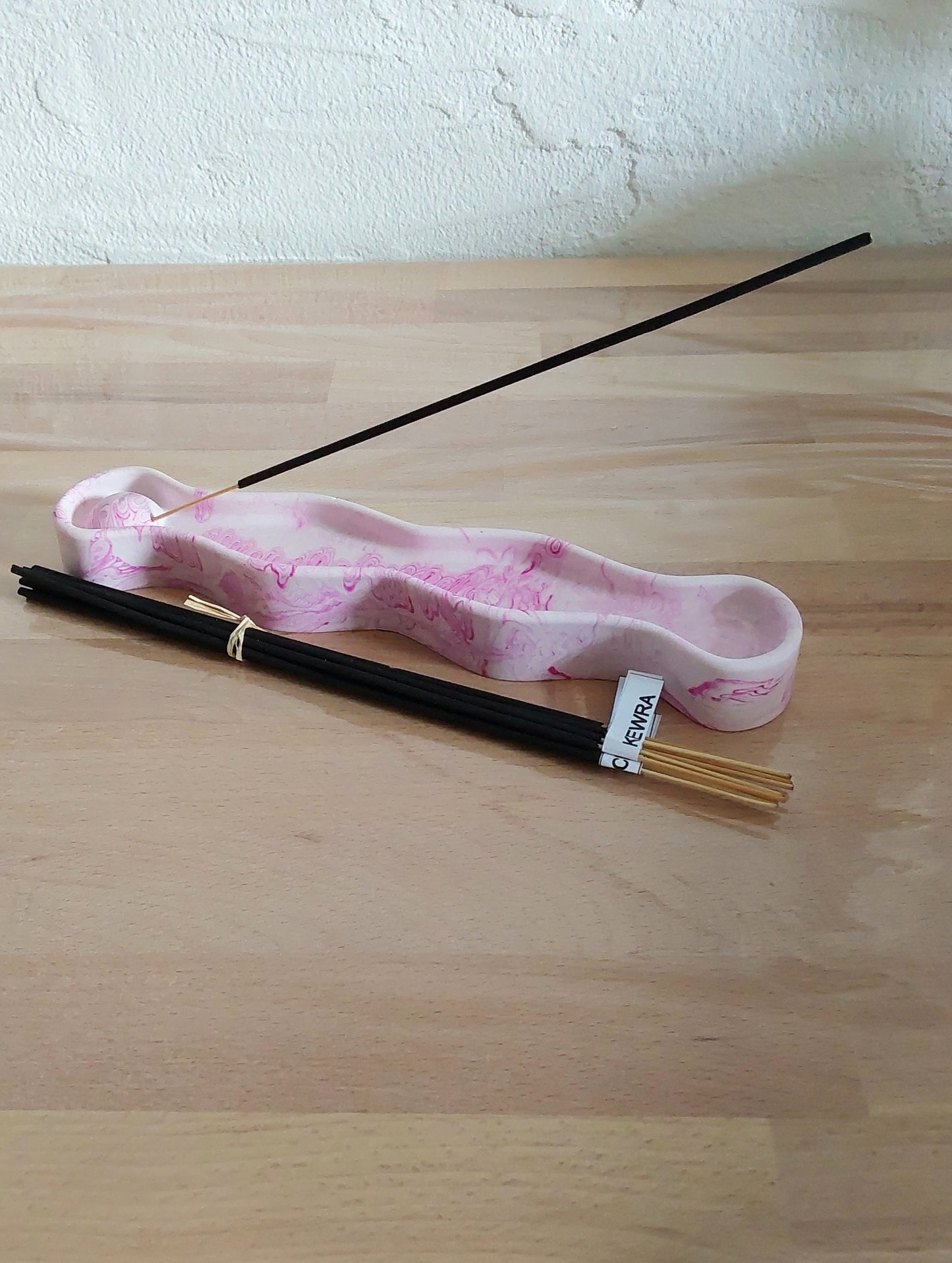 Räucherstäbchenhalter in Wellenform mit Stäbchen 3 Varianten