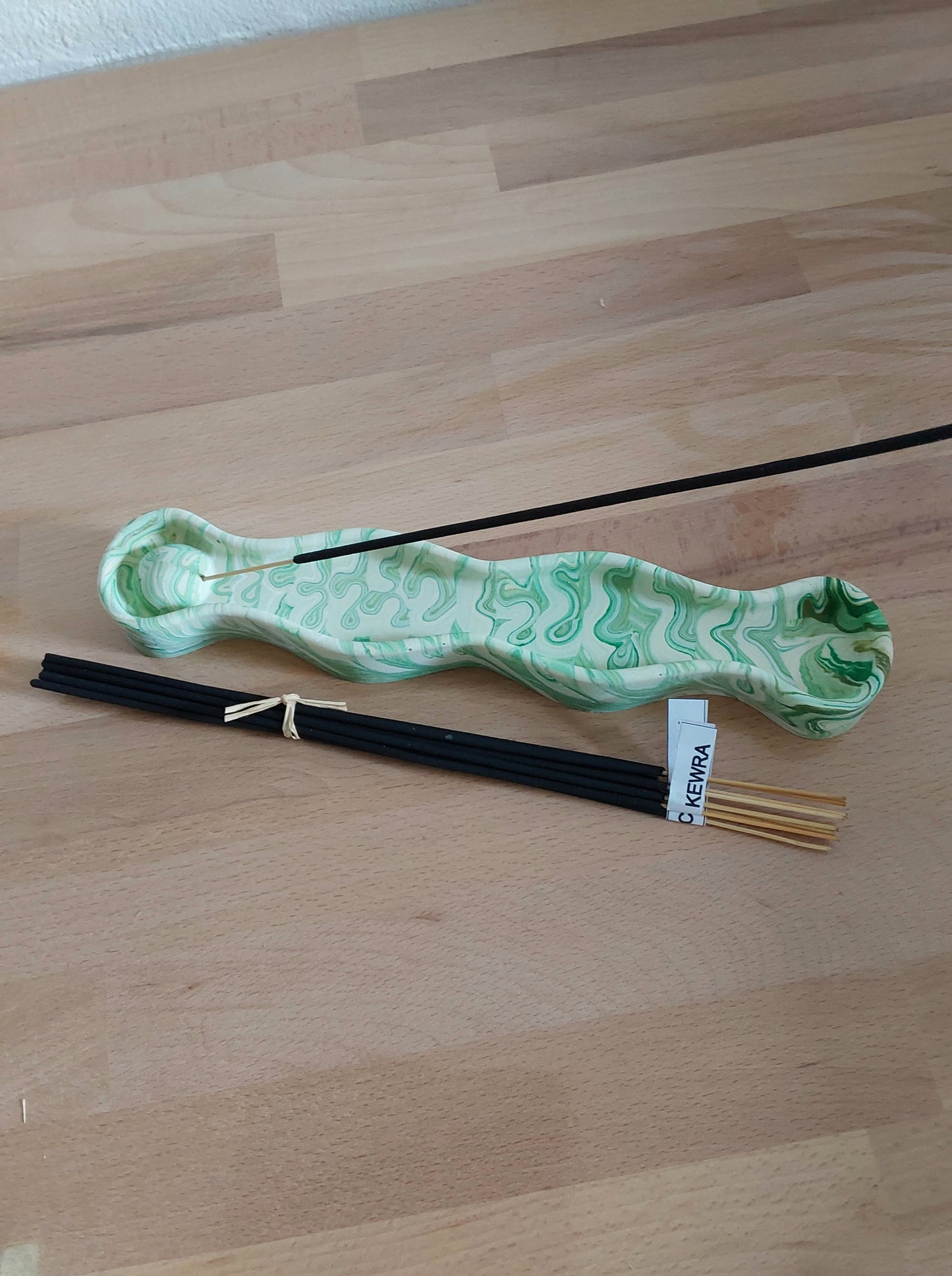 Räucherstäbchenhalter in Wellenform mit Stäbchen 3 Varianten