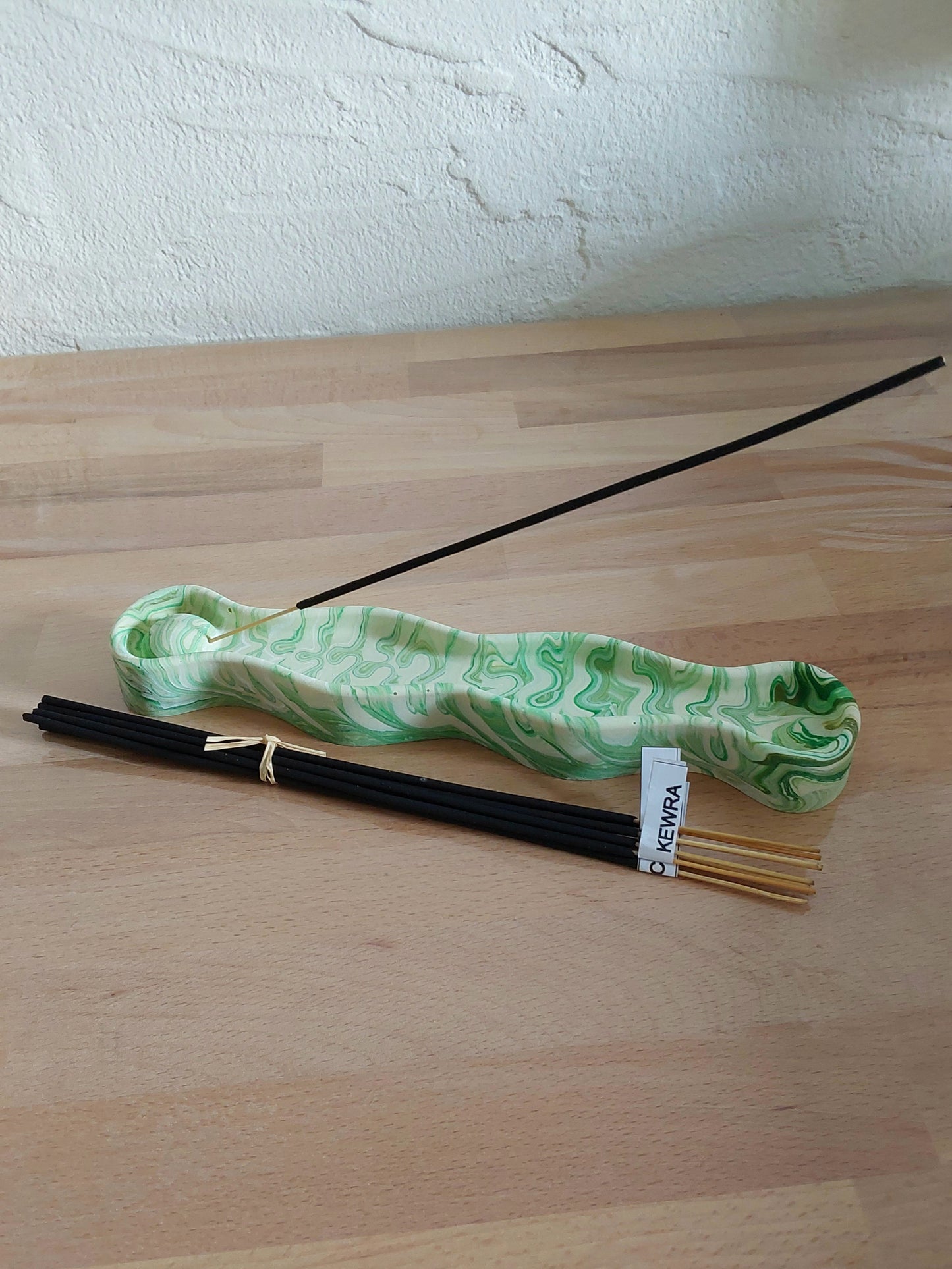 Räucherstäbchenhalter in Wellenform mit Stäbchen 3 Varianten