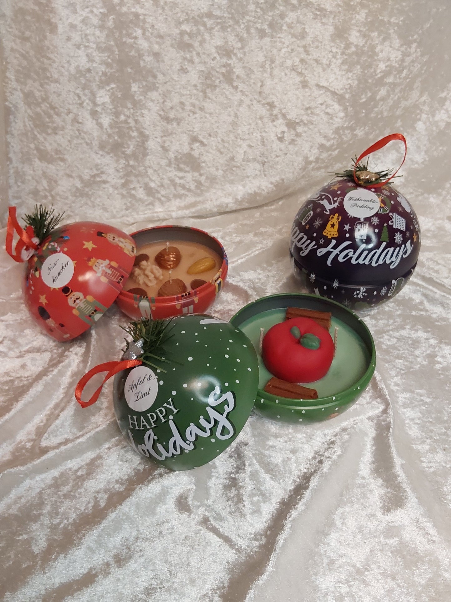 Große Weihnachtskugeln mit verschiedenen Weihnachtsdüften