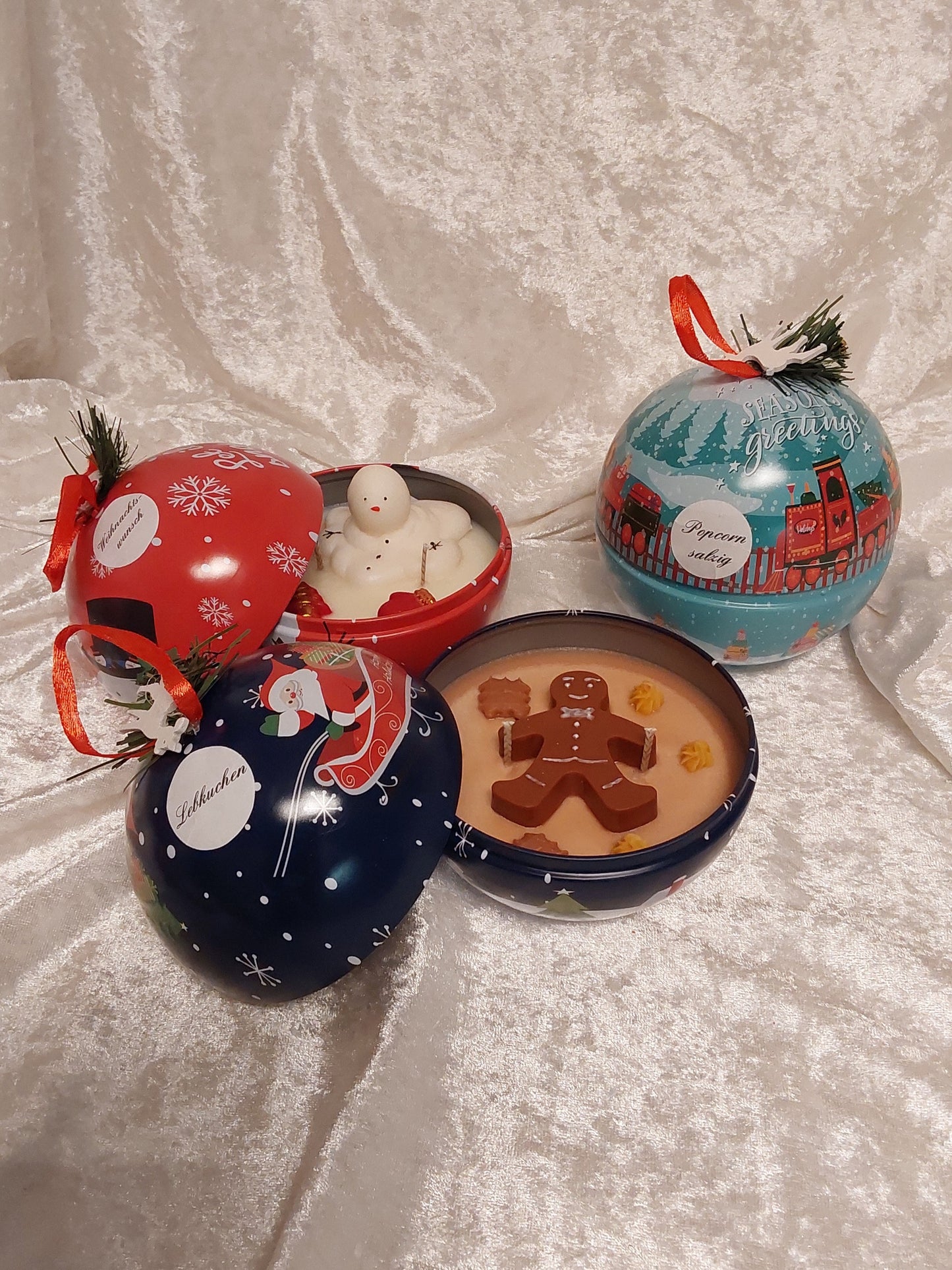 Große Weihnachtskugeln mit verschiedenen Weihnachtsdüften