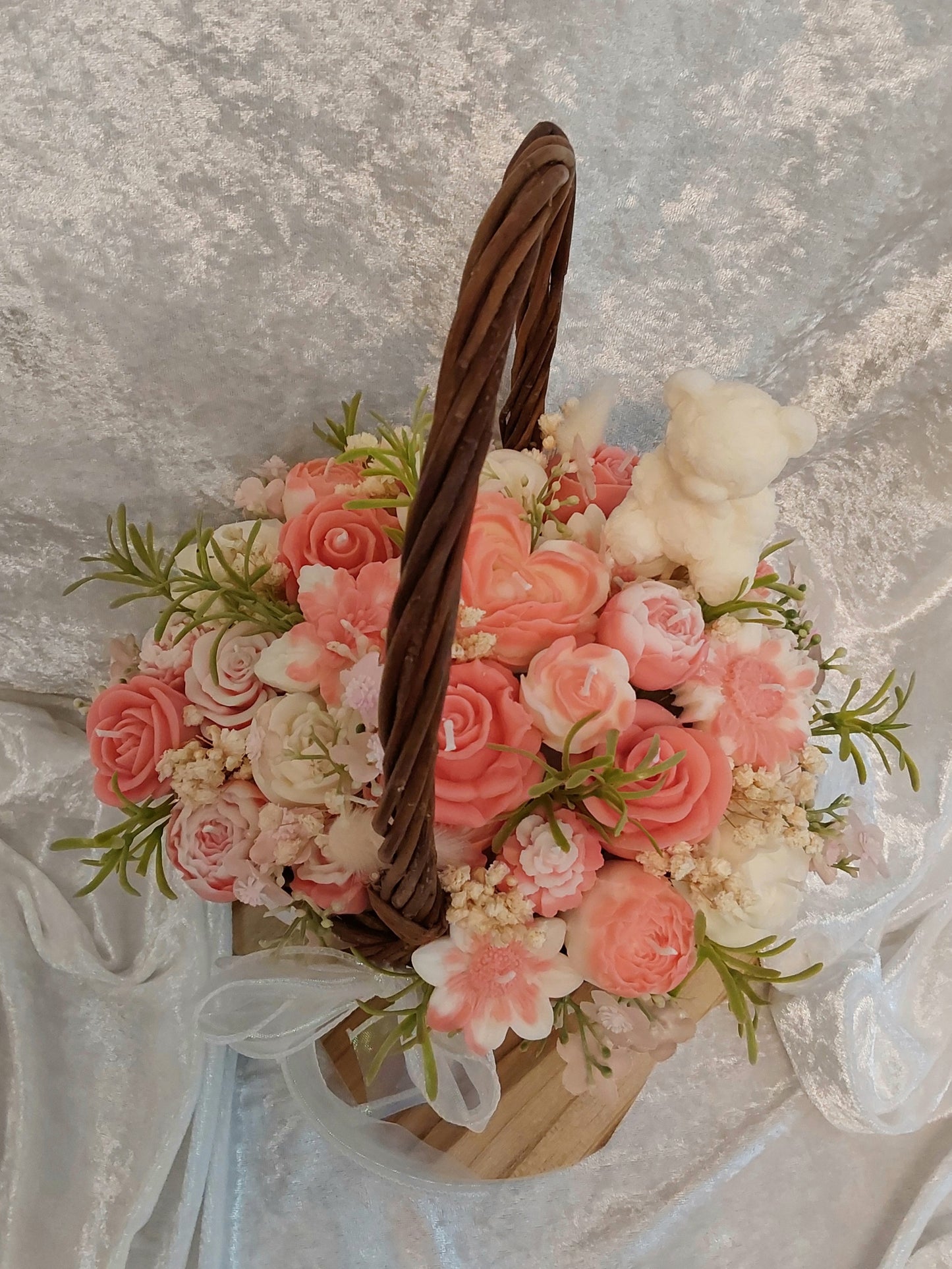 Blumenstrauß aus Kerzen im Körbchen