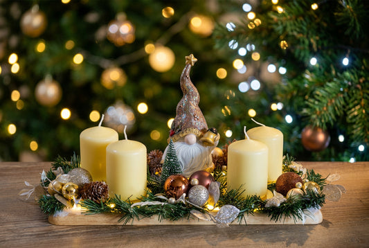 Adventsgesteck Beleuchtung Wichtel auf Holztablett