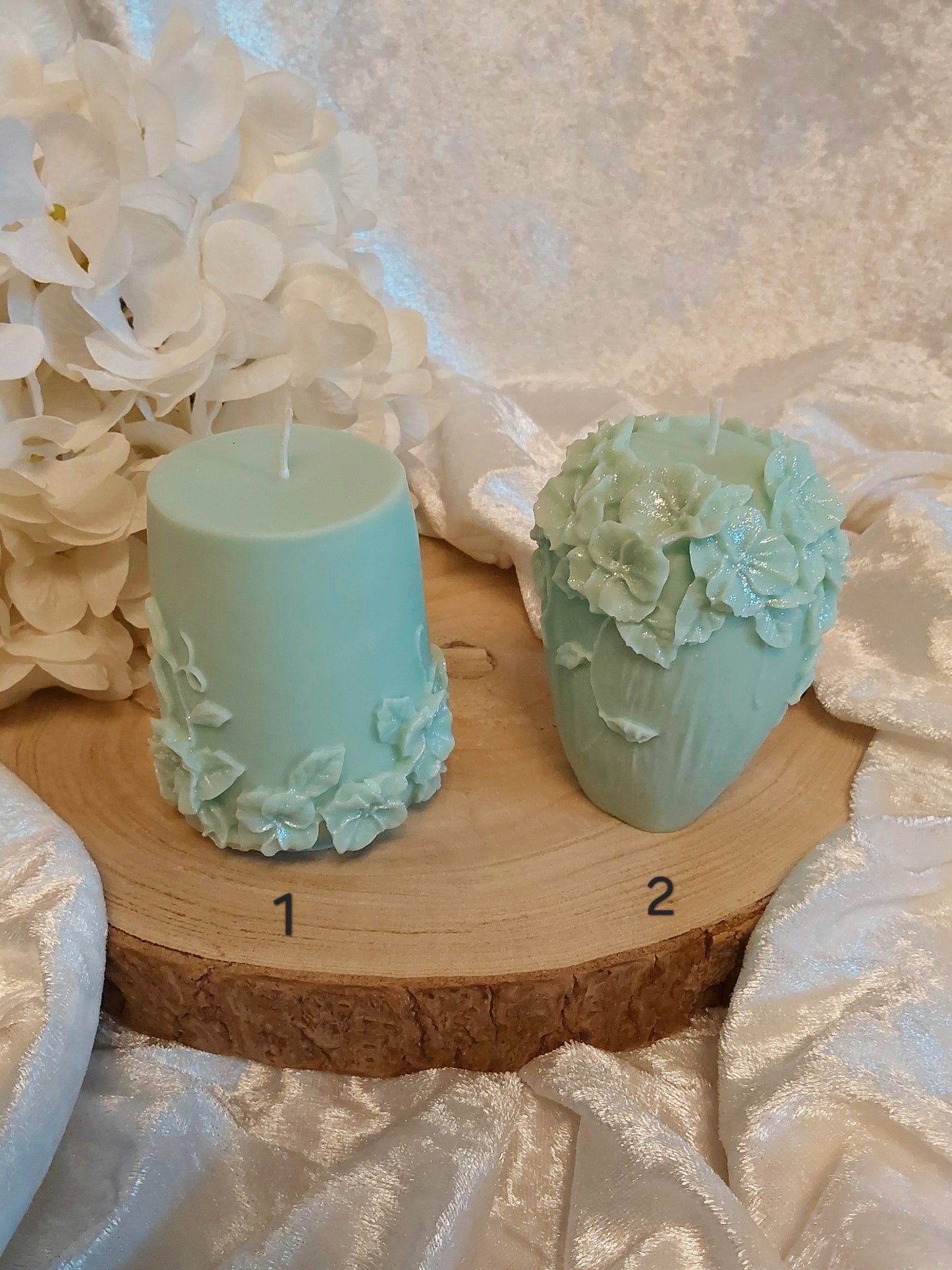 Stumpenkerze mit Blumenranke Sojawachs