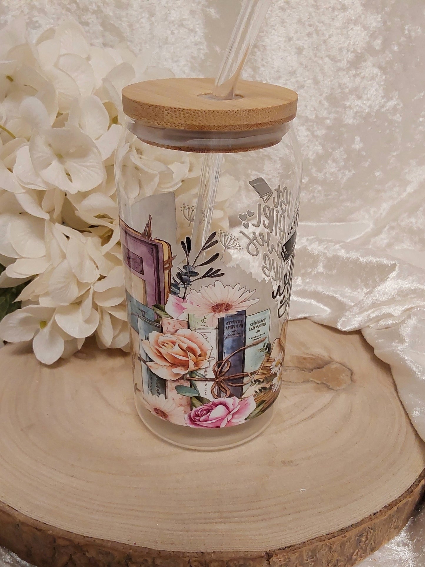 Trink-Gläser mit Buch- und Blumen-Motiv