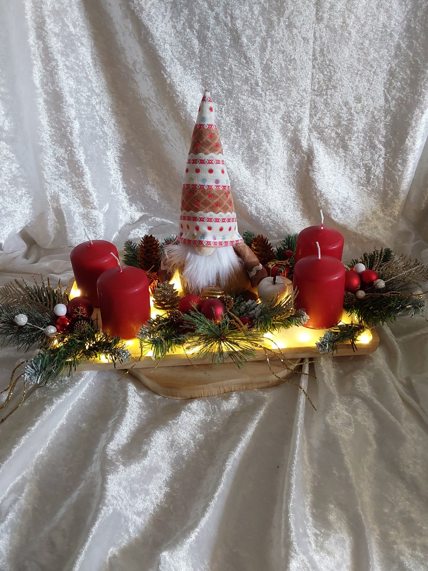 Adventsgesteck Beleuchtung Wichtel auf Holztablett