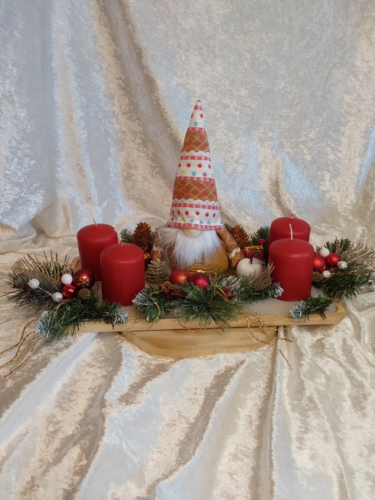 Adventsgesteck Beleuchtung Wichtel auf Holztablett