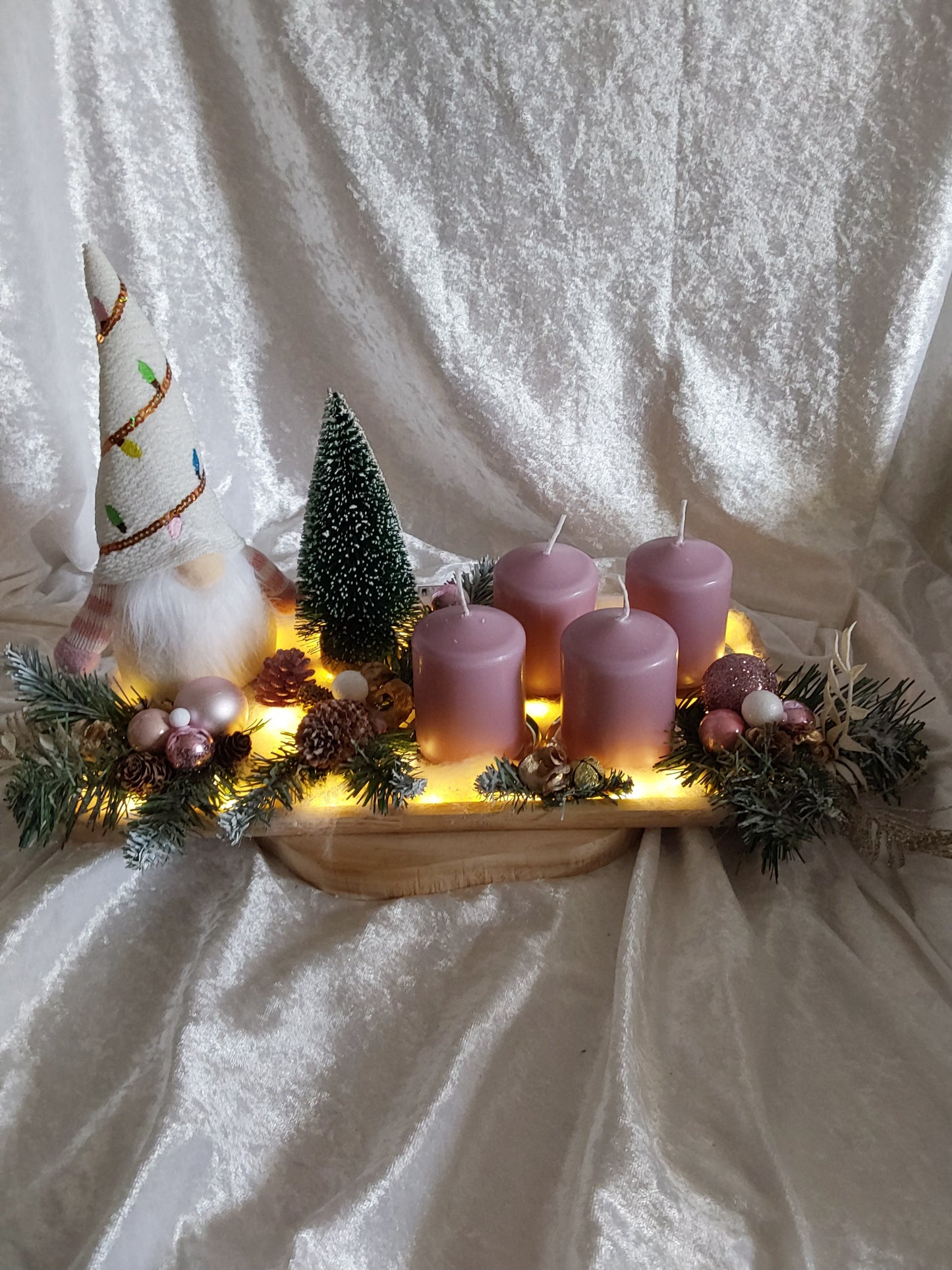 Adventsgesteck Beleuchtung Wichtel auf Holztablett