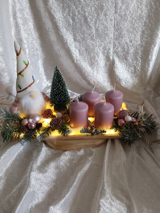 Adventsgesteck Beleuchtung Wichtel auf Holztablett