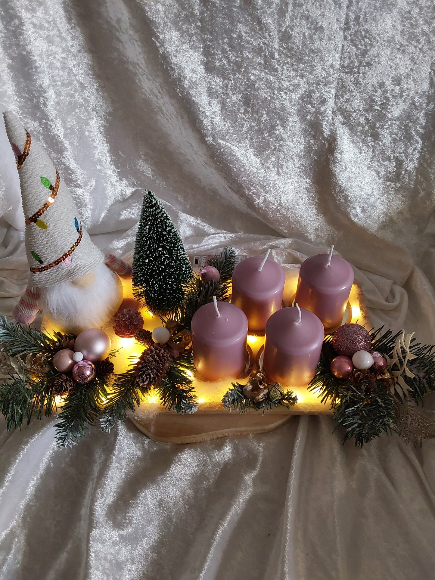 Adventsgesteck Beleuchtung Wichtel auf Holztablett