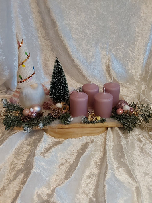 Adventsgesteck Beleuchtung Wichtel auf Holztablett