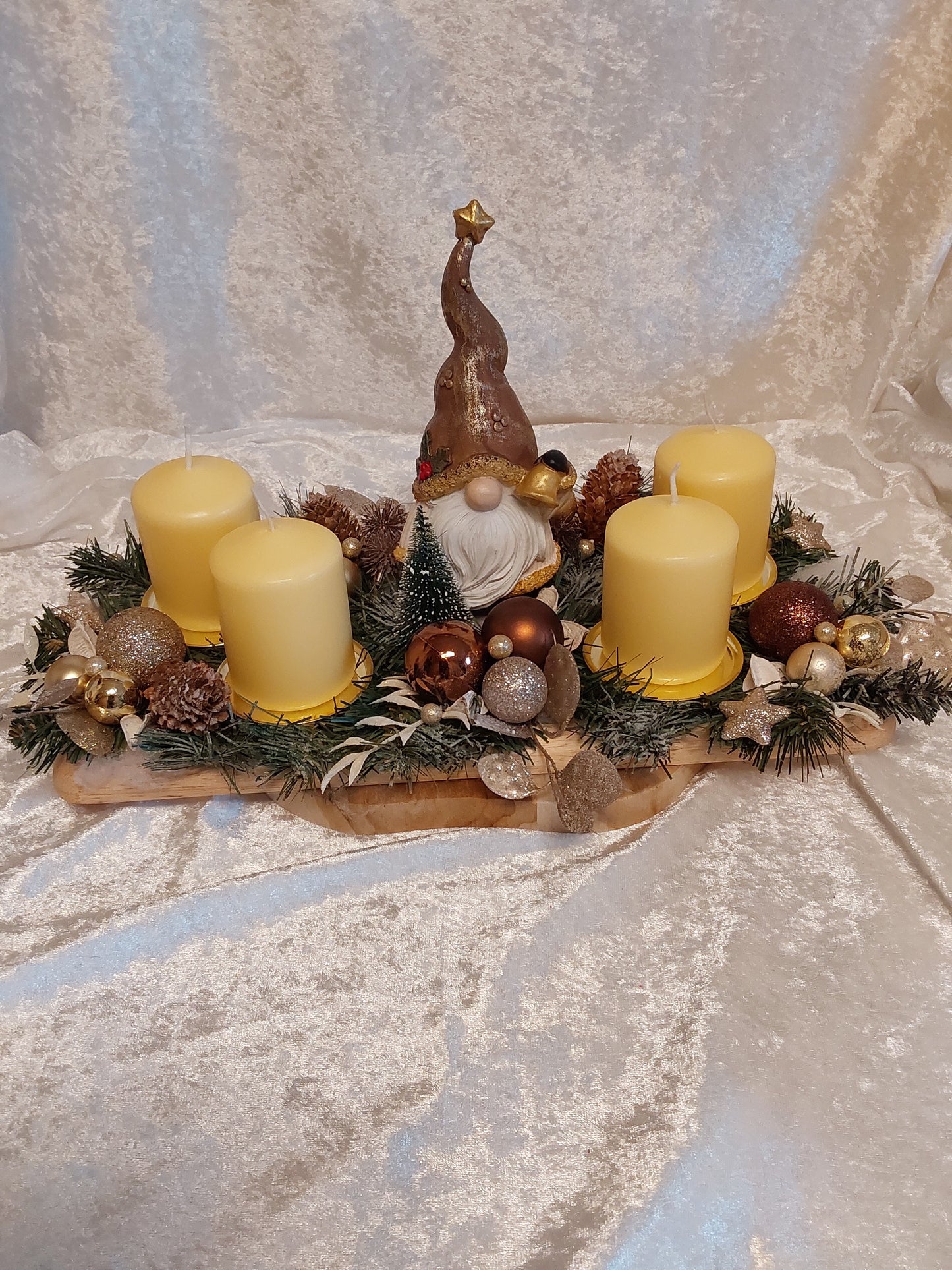 Adventsgesteck Beleuchtung Wichtel auf Holztablett (Kopie)