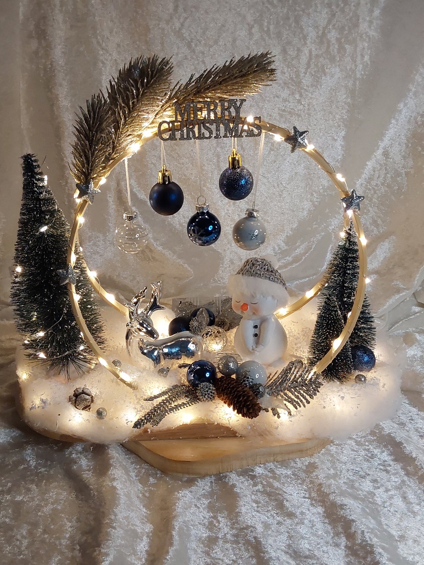 Gesteck mit Beleuchtung Blau/Silber