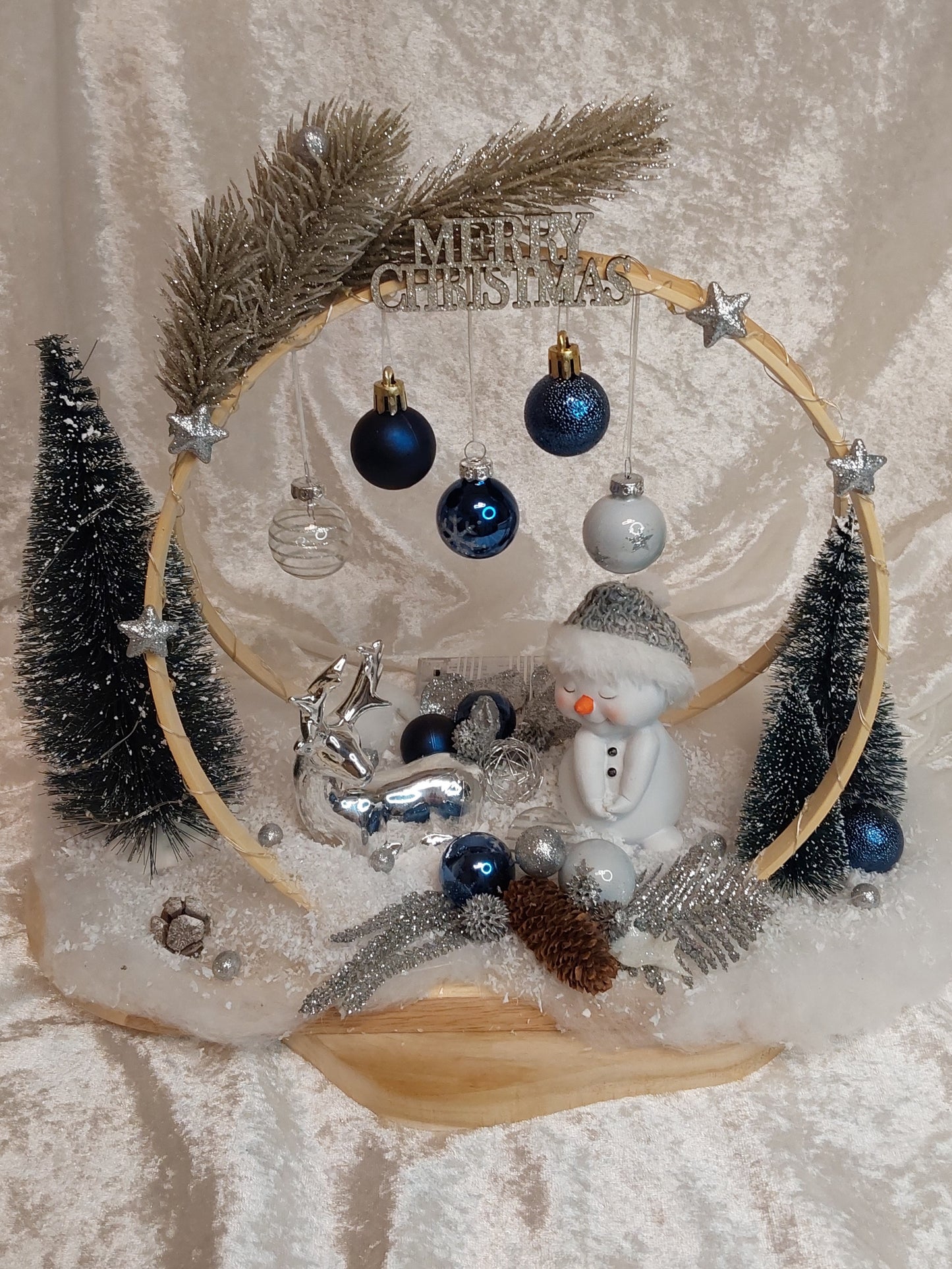 Gesteck mit Beleuchtung Blau/Silber